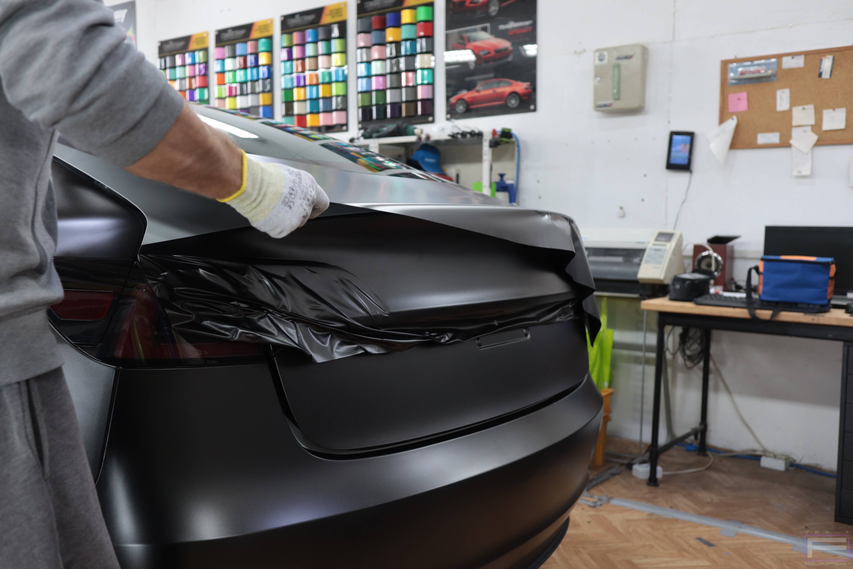 Tesla fóliázás telepítése csomagtérajtóra: 1. bemutató kép Tesla fóliázás telepítése csomagtérajtóra 1. illusztráció