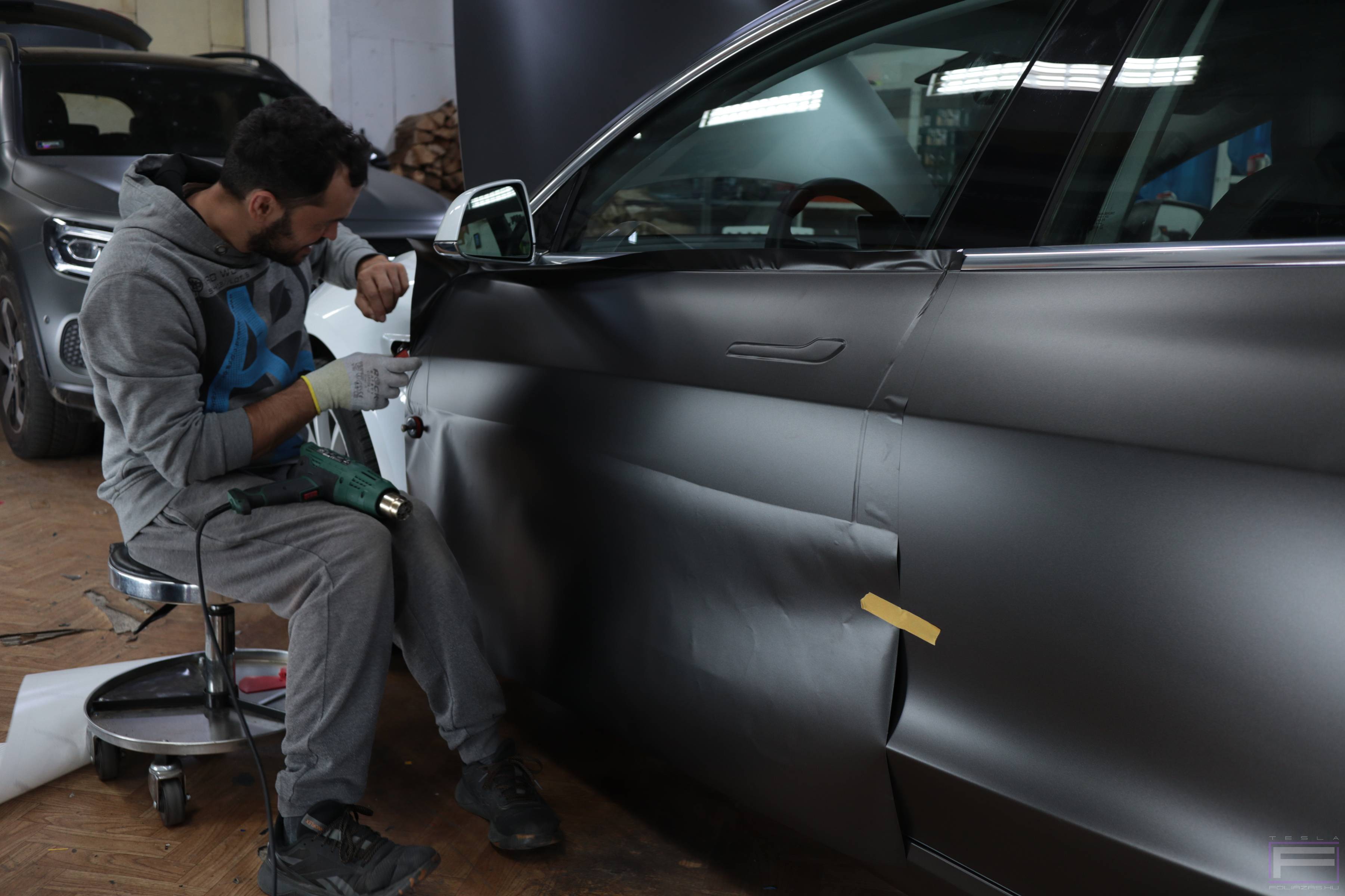 Tesla fóliázás telepítése első ajtóra: 1. bemutató kép Tesla fóliázás telepítése első ajtóra 1. illusztráció