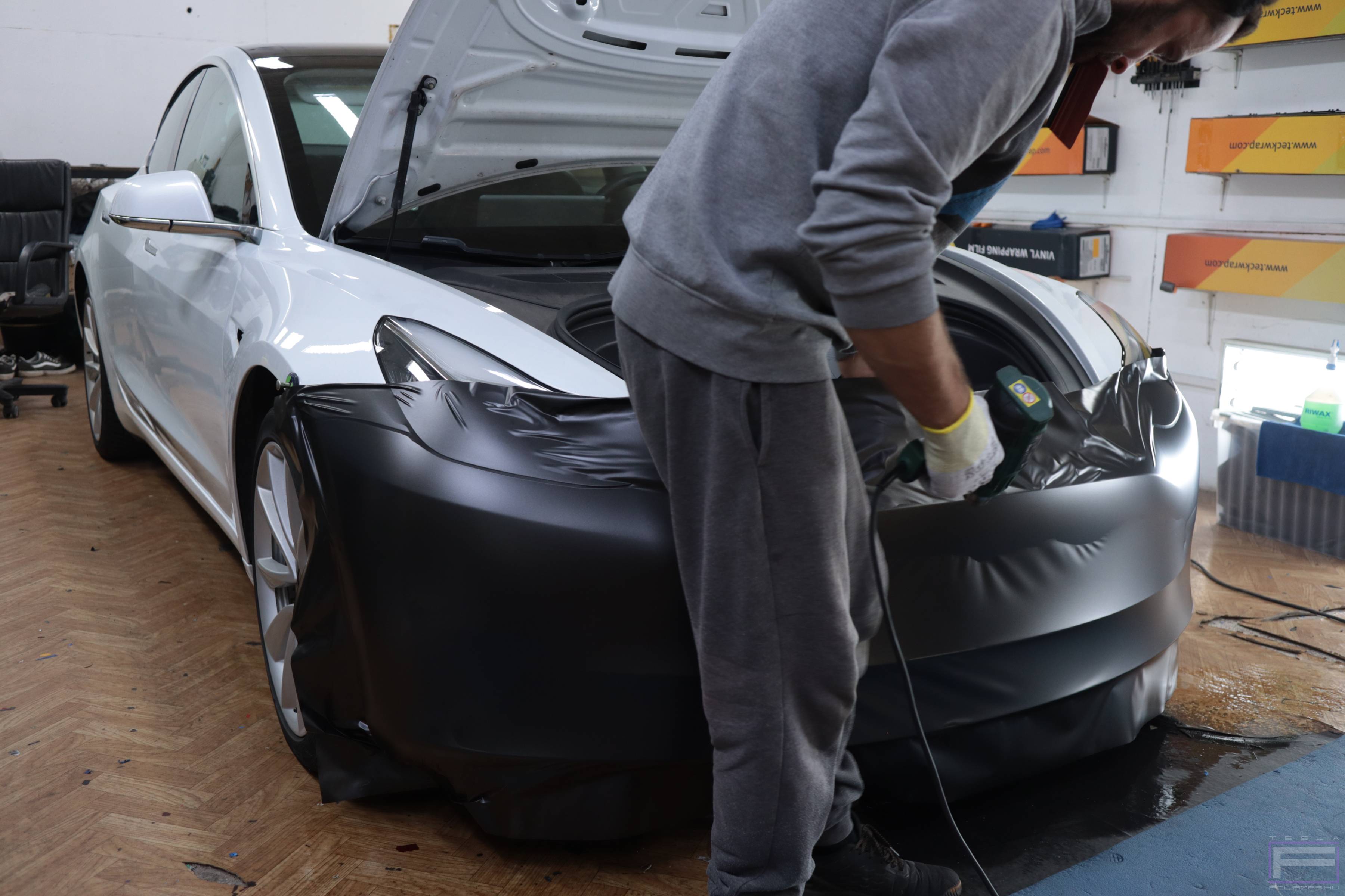 Tesla fóliázás telepítése első lökhárítóra: 1. bemutató kép Tesla fóliázás telepítése első lökhárítóra 1. illusztráció