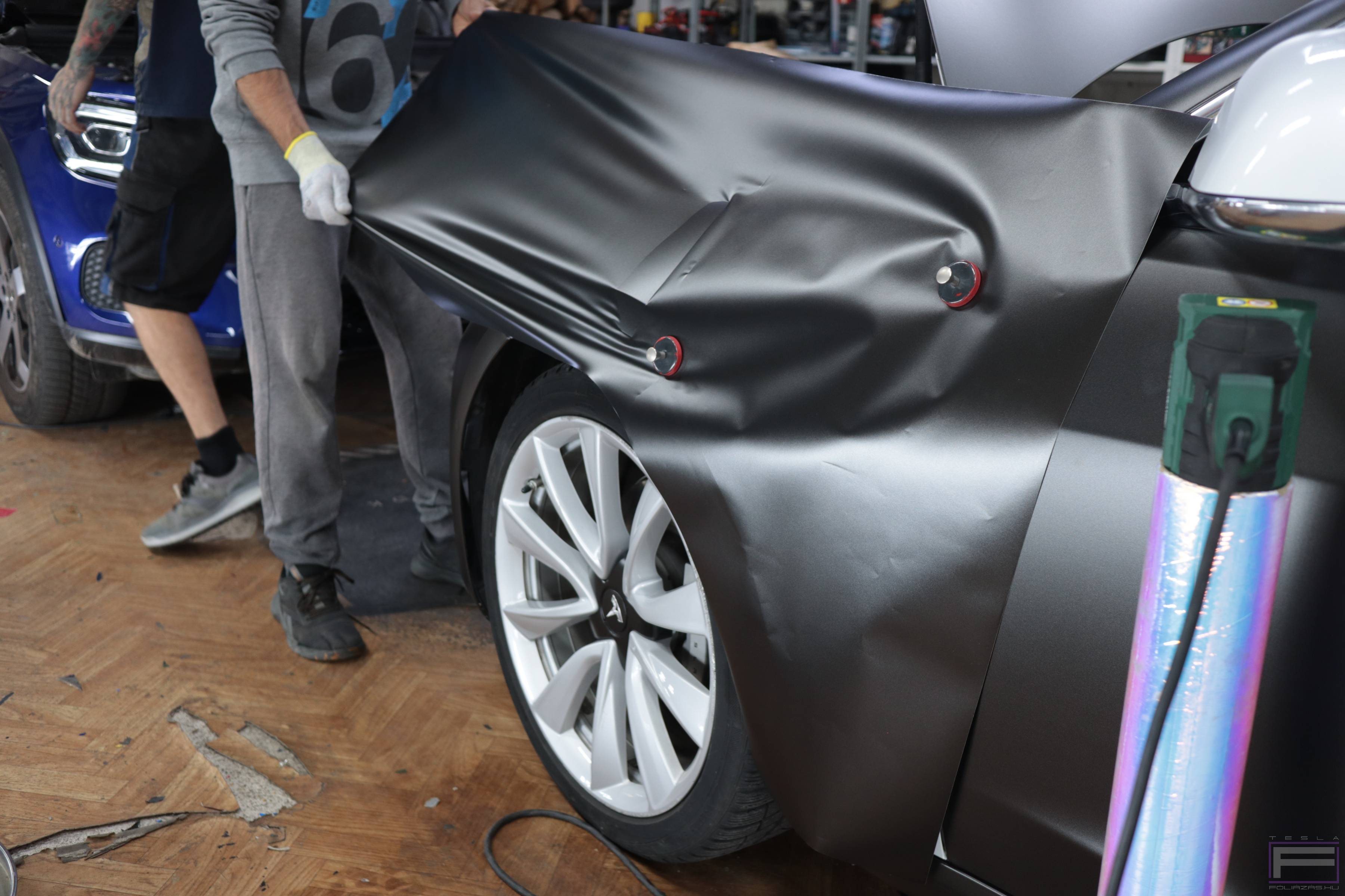 Tesla fóliázás telepítése első sárvédőre: 1. bemutató kép Tesla fóliázás telepítése első sárvédőre 1. illusztráció