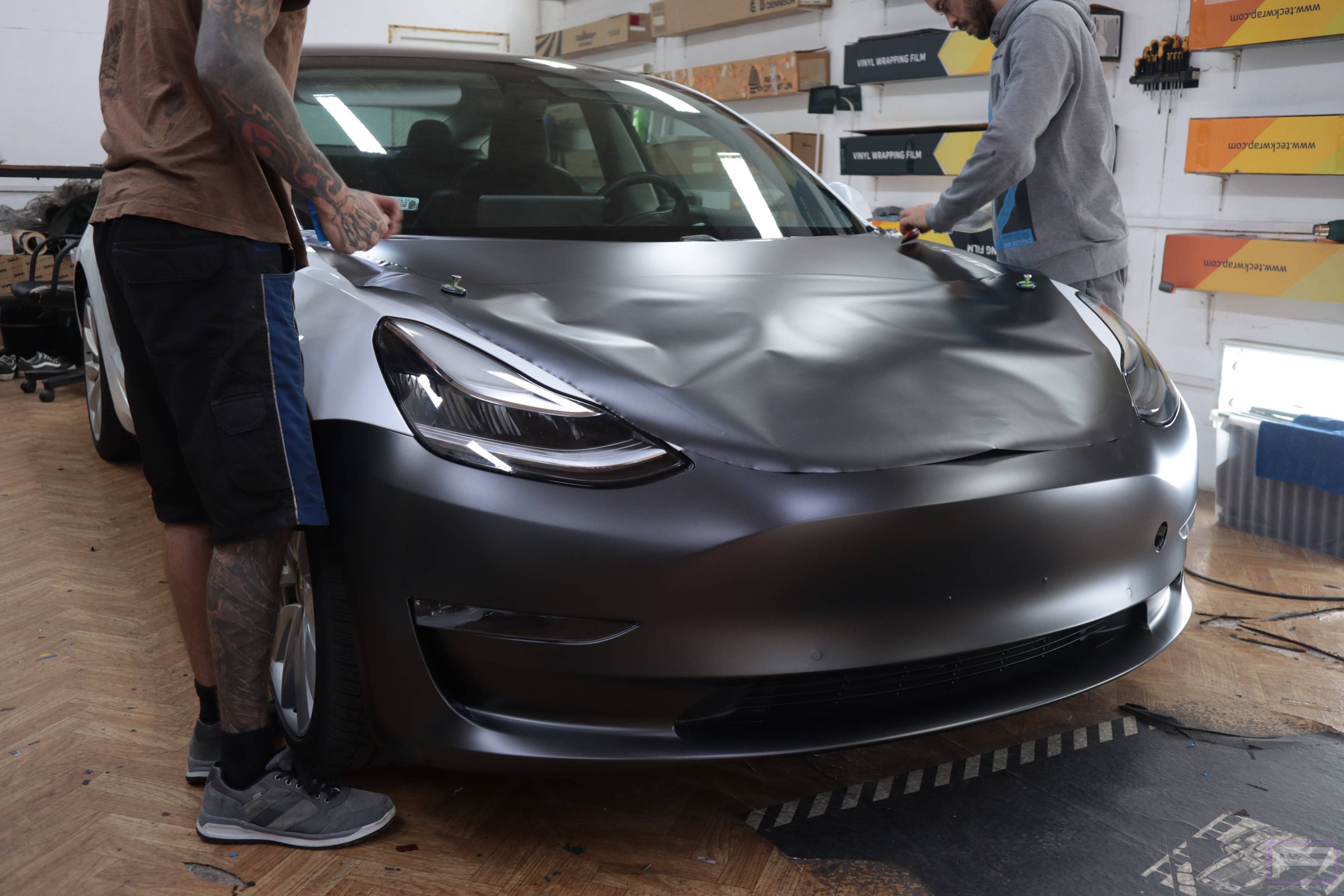 Tesla fóliázás telepítése gépháztetőre: 1. bemutató kép Tesla fóliázás telepítése gépháztetőre 1. illusztráció