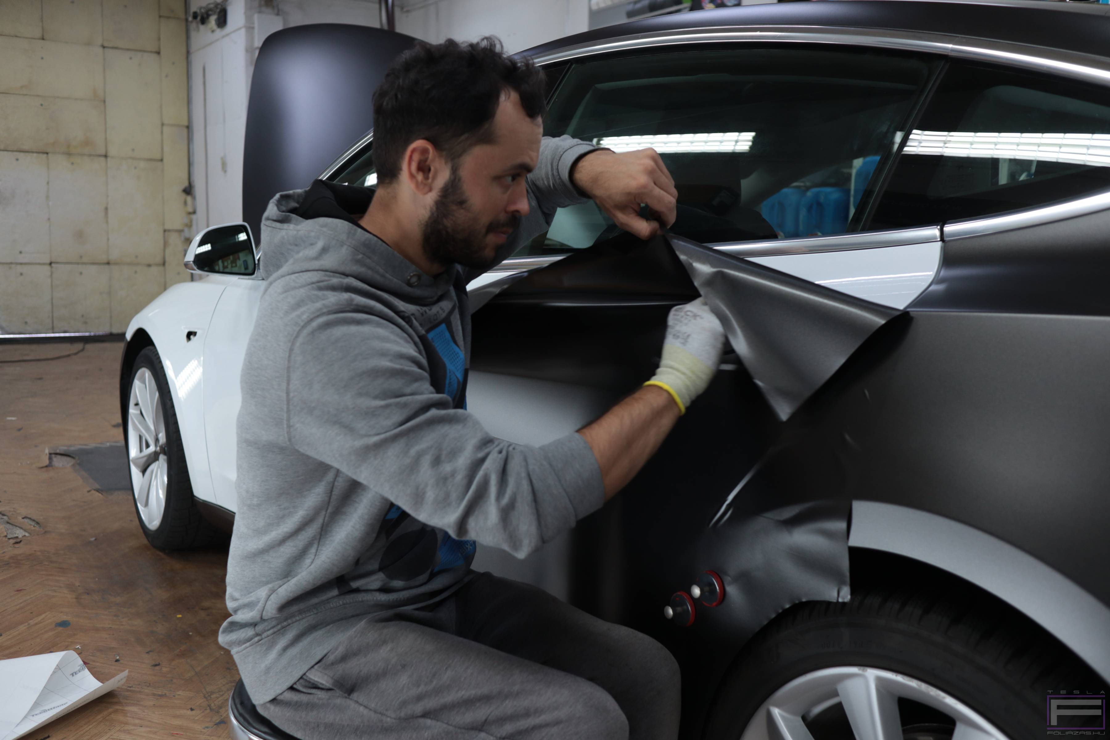 Tesla fóliázás telepítése hátsó ajtóra: 1. bemutató kép Tesla fóliázás telepítése hátsó ajtóra 1. illusztráció