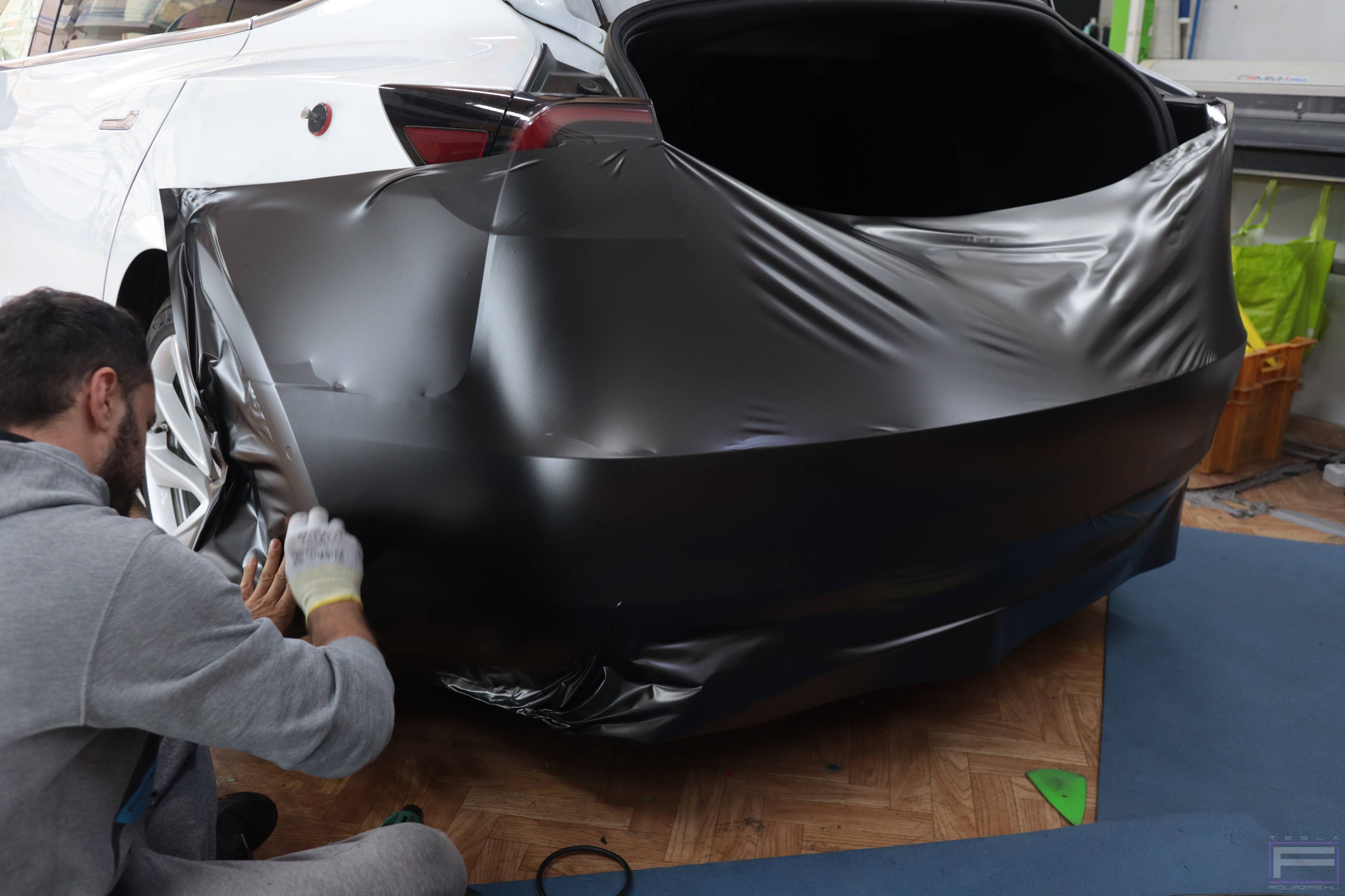 Tesla fóliázás telepítése hátsó lökhárítóra: 1. bemutató kép Tesla fóliázás telepítése hátsó lökhárítóra 1. illusztráció