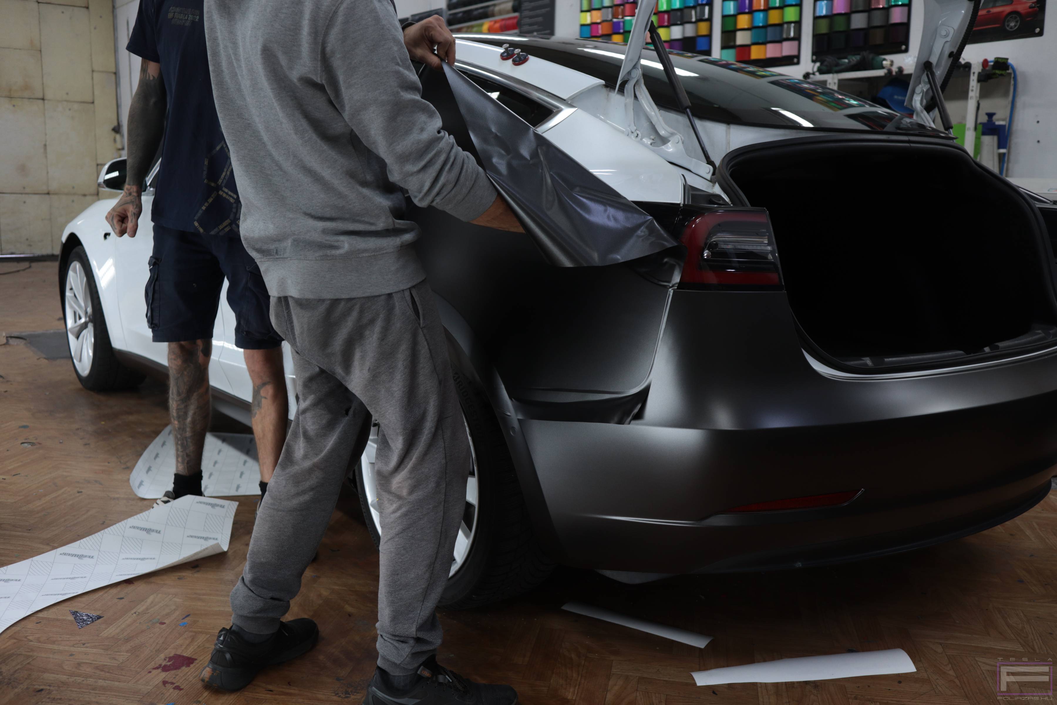 Tesla fóliázás telepítése hátsó sárvédőre: 1. bemutató kép Tesla fóliázás telepítése hátsó sárvédőre 1. illusztráció