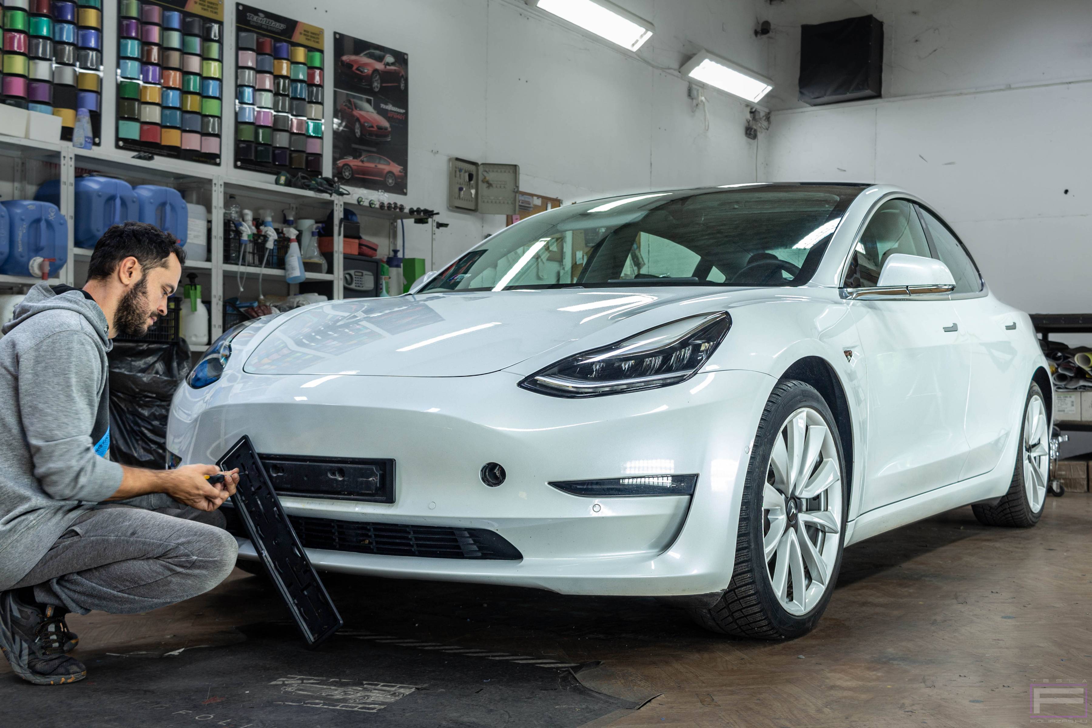 Tesla fóliázás - Tesla szétszerelése fóliázás előtt: 1. bemutató kép Tesla fóliázás - Tesla szétszerelése fóliázás előtt 1. illusztráció