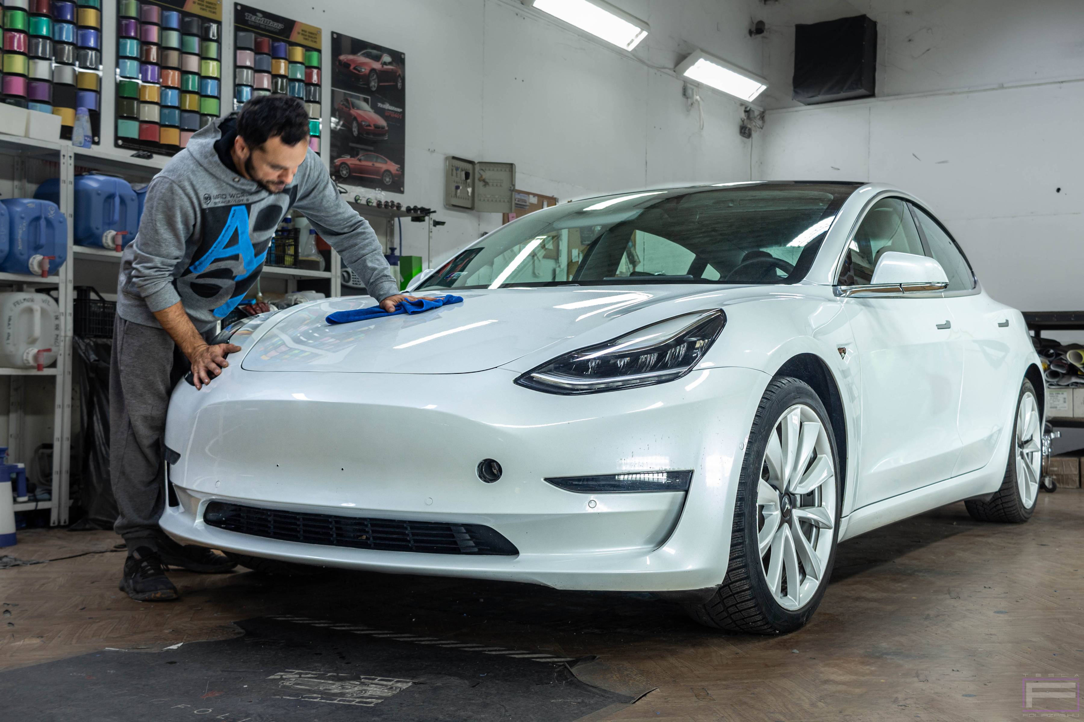 Tesla fóliázás - Tesla tisztítása fóliázás előtt: 1. bemutató kép Tesla fóliázás - Tesla tisztítása fóliázás előtt 1. illusztráció