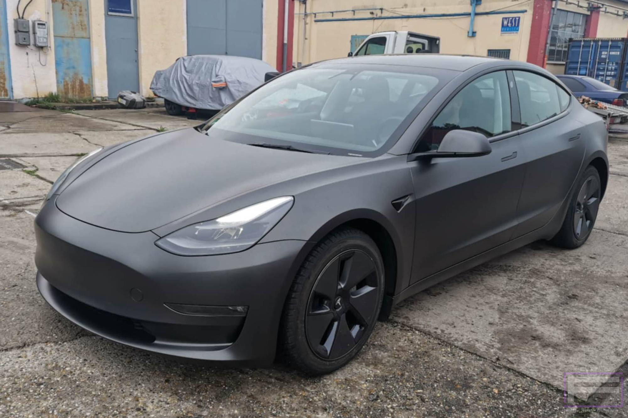 Model 3 2019 matt szénszürke Teslafóliázás - Teckwrap Dark Grey Silk HM01 Tesla fólia bal első nézet