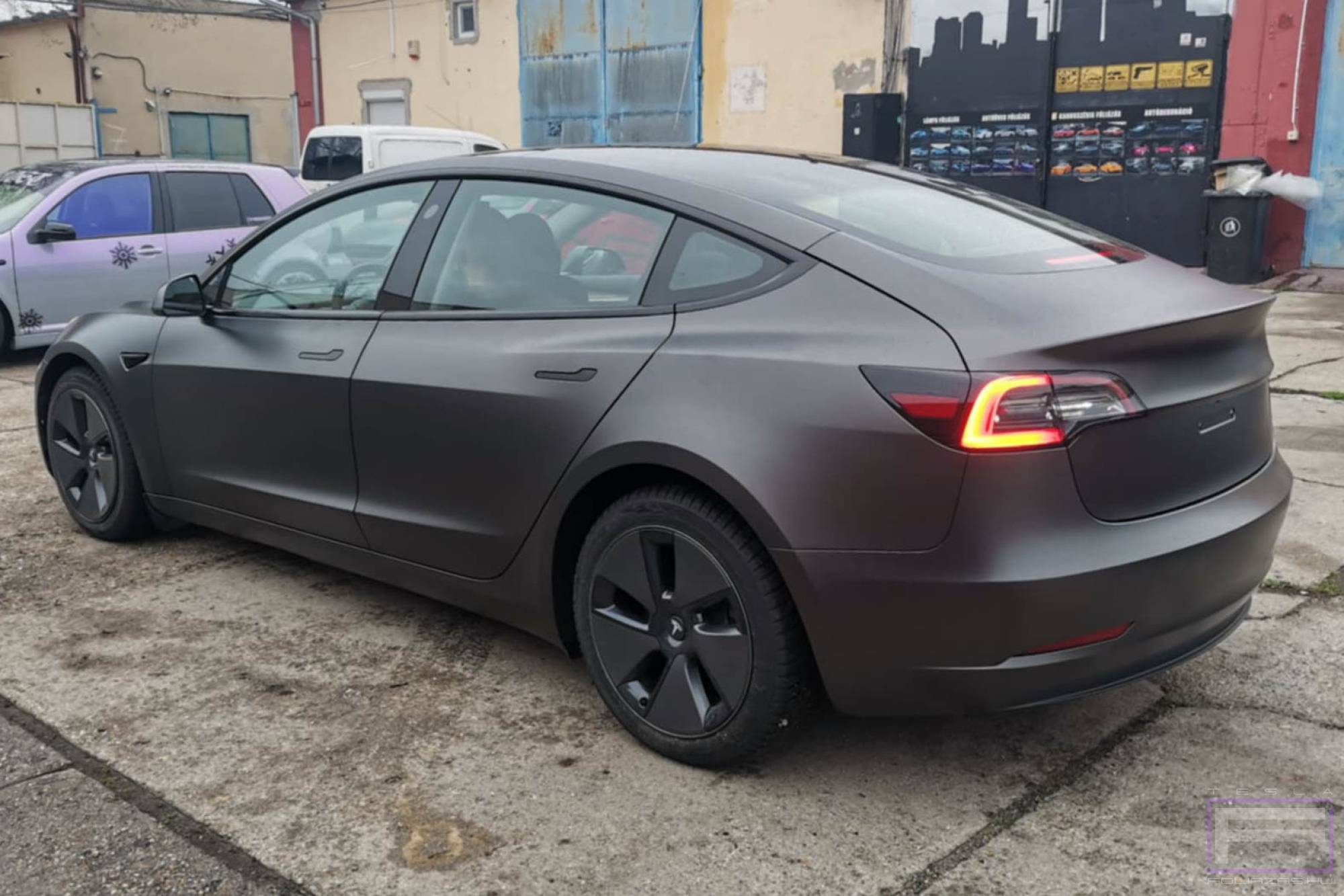 Model 3 2019 matt szénszürke Teslafóliázás - Teckwrap Dark Grey Silk HM01 Tesla fólia bal hátsó nézet