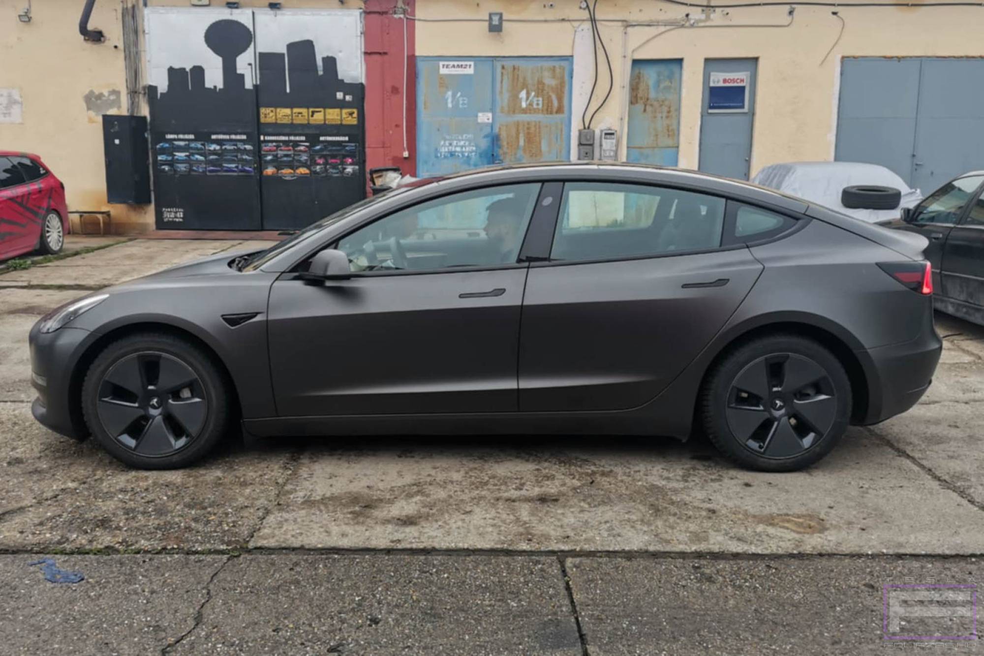 Model 3 2019 matt szénszürke Teslafóliázás - Teckwrap Dark Grey Silk HM01 Tesla fólia bal oldal nézet