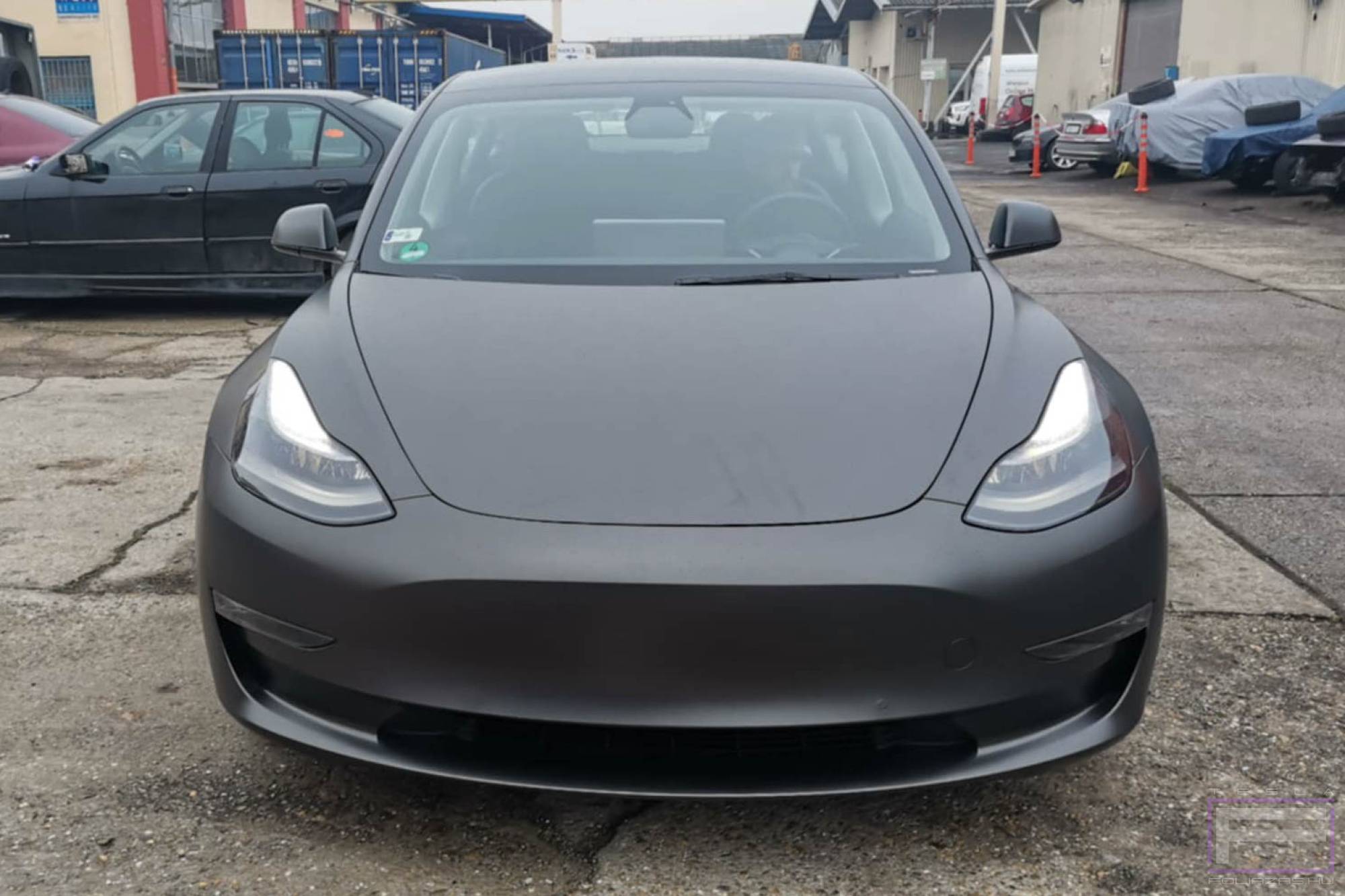 Model 3 2019 matt szénszürke Teslafóliázás - Teckwrap Dark Grey Silk HM01 Tesla fólia első nézet