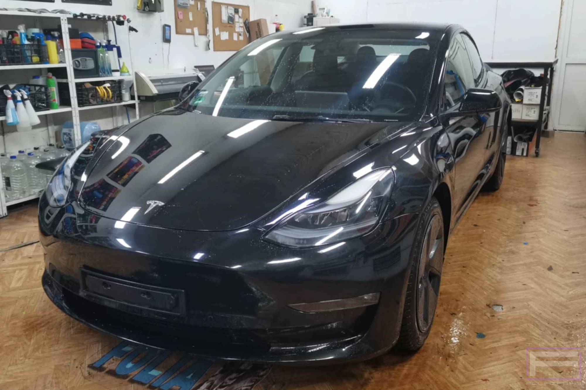 Model 3 2019 matt szénszürke Teslafóliázás - Teckwrap Dark Grey Silk HM01 Tesla fólia eredeti állapot