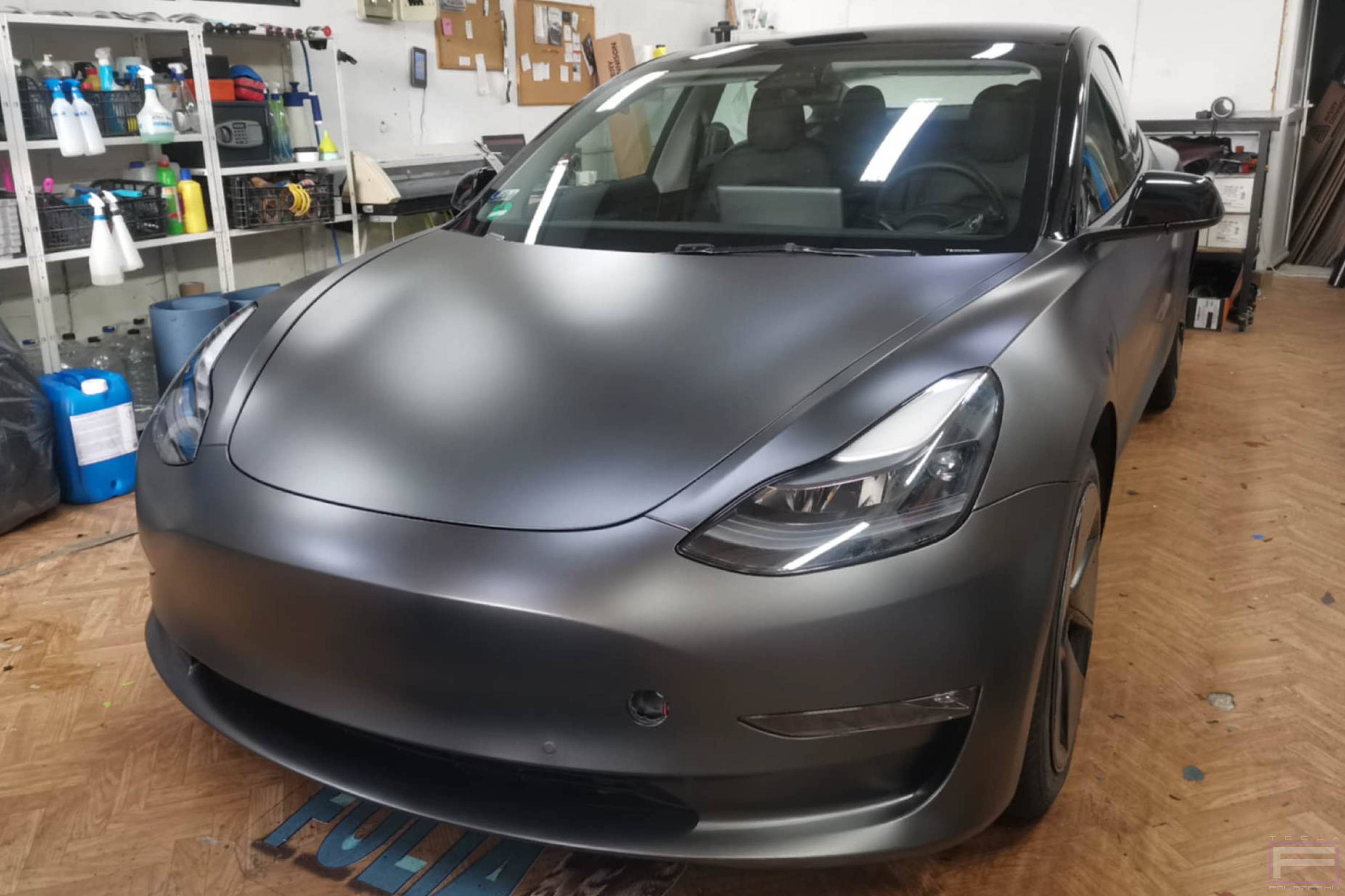 Model 3 2019 matt szénszürke Teslafóliázás - Teckwrap Dark Grey Silk HM01 Tesla fólia fejléc