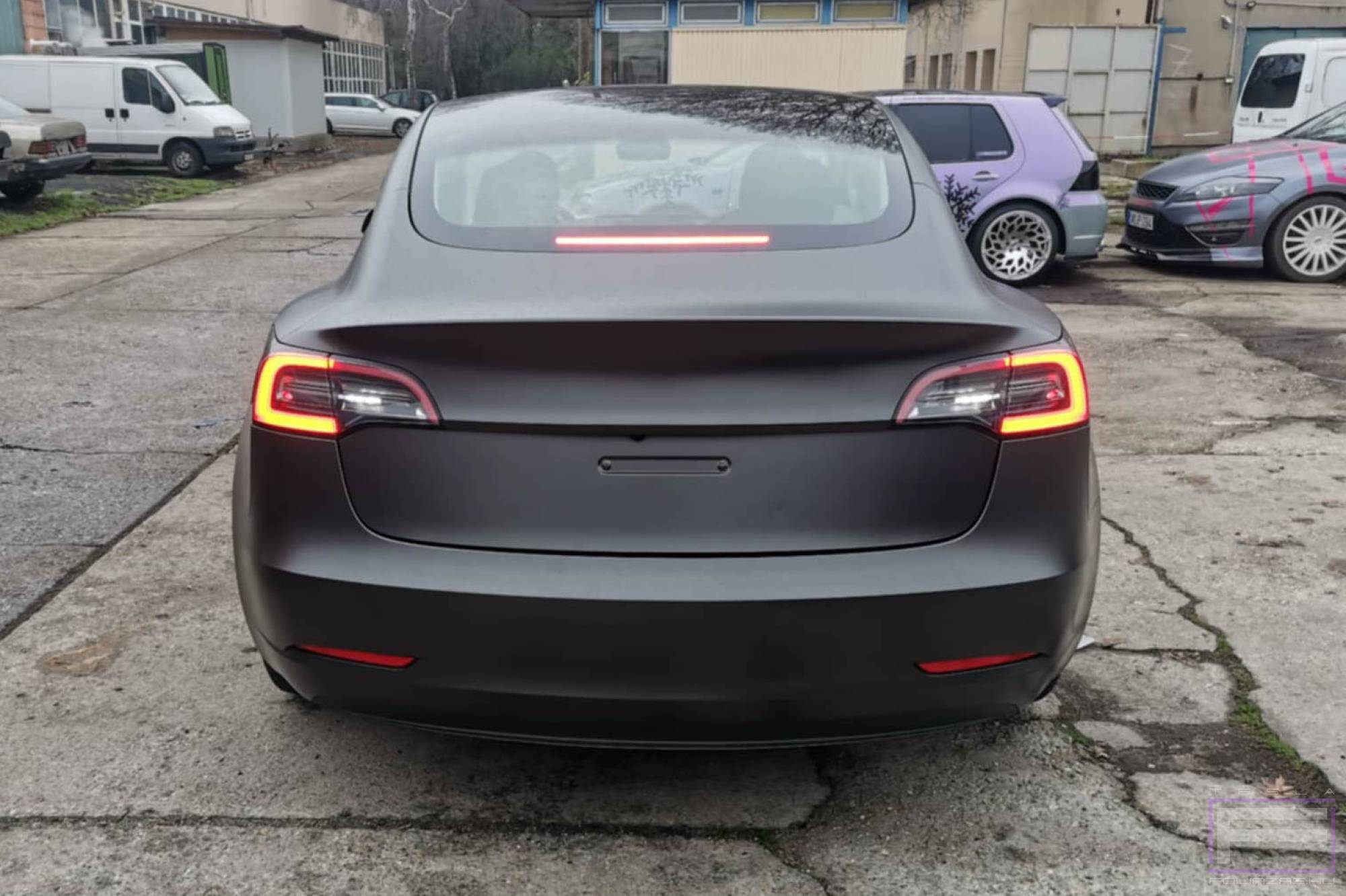 Model 3 2019 matt szénszürke Teslafóliázás - Teckwrap Dark Grey Silk HM01 Tesla fólia hátsó nézet