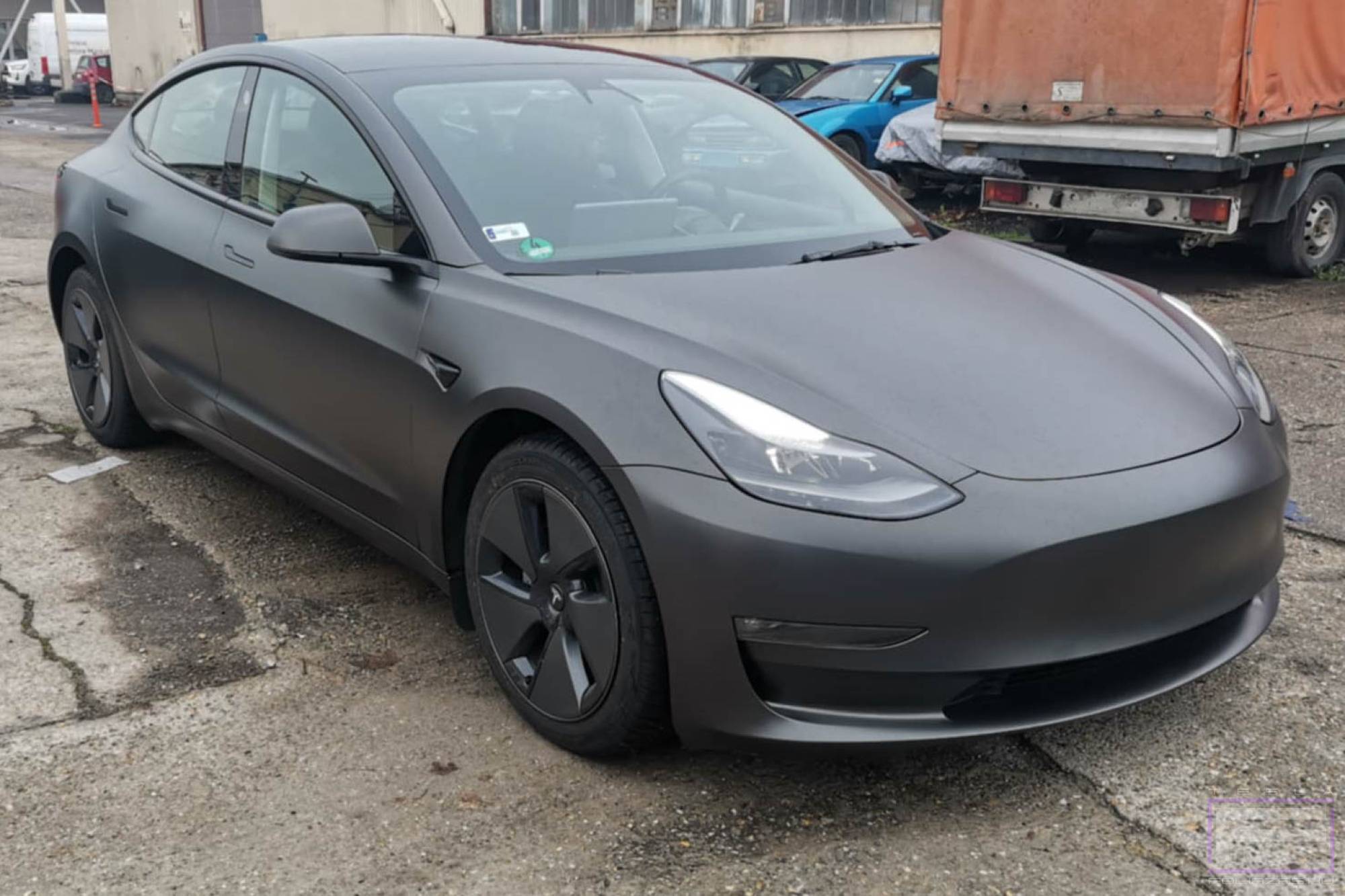 Model 3 2019 matt szénszürke Teslafóliázás - Teckwrap Dark Grey Silk HM01 Tesla fólia jobb első nézet