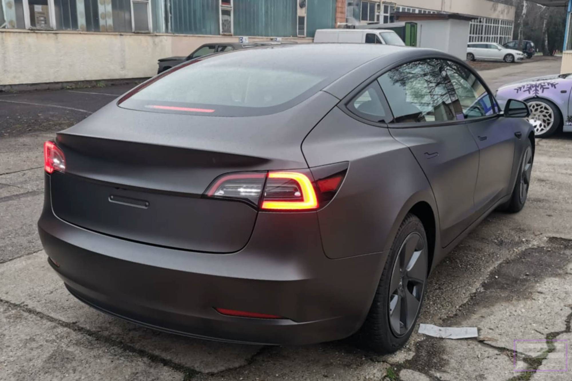 Model 3 2019 matt szénszürke Teslafóliázás - Teckwrap Dark Grey Silk HM01 Tesla fólia jobb hátsó nézet