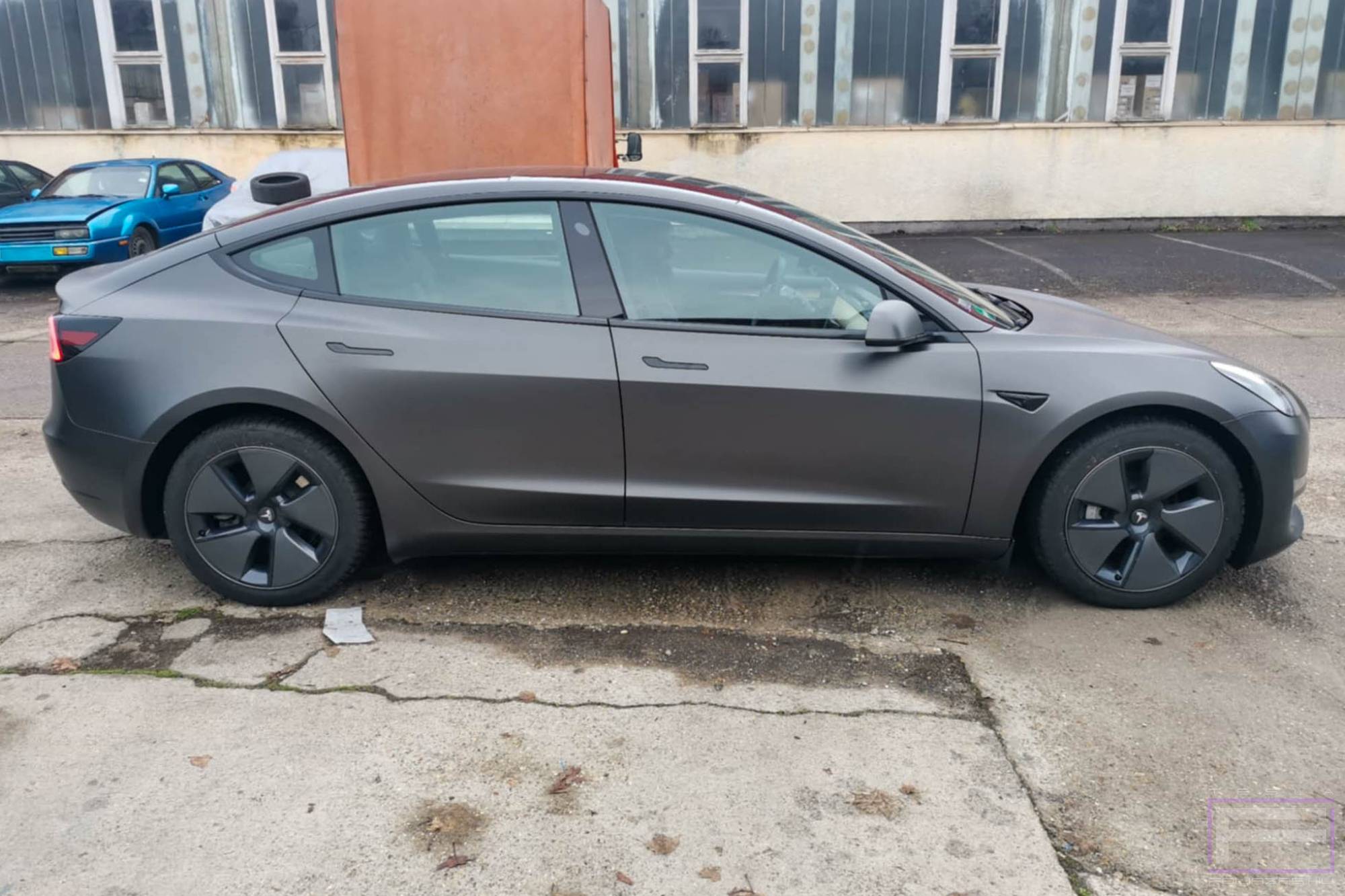 Model 3 2019 matt szénszürke Teslafóliázás - Teckwrap Dark Grey Silk HM01 Tesla fólia jobb oldal nézet