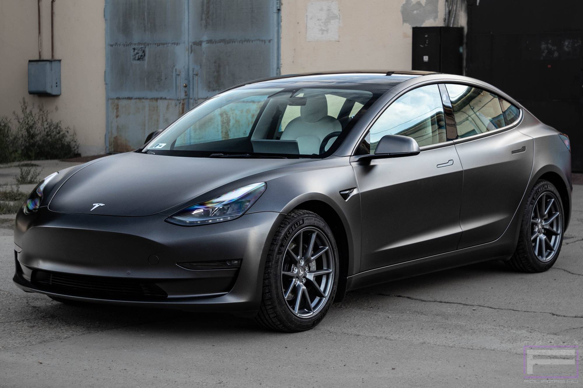 Model 3 2019 szatén apolló szürke Tesla fóliázás - Teckwrap Apollo Grey SMT06 Teslafólia bal első nézet