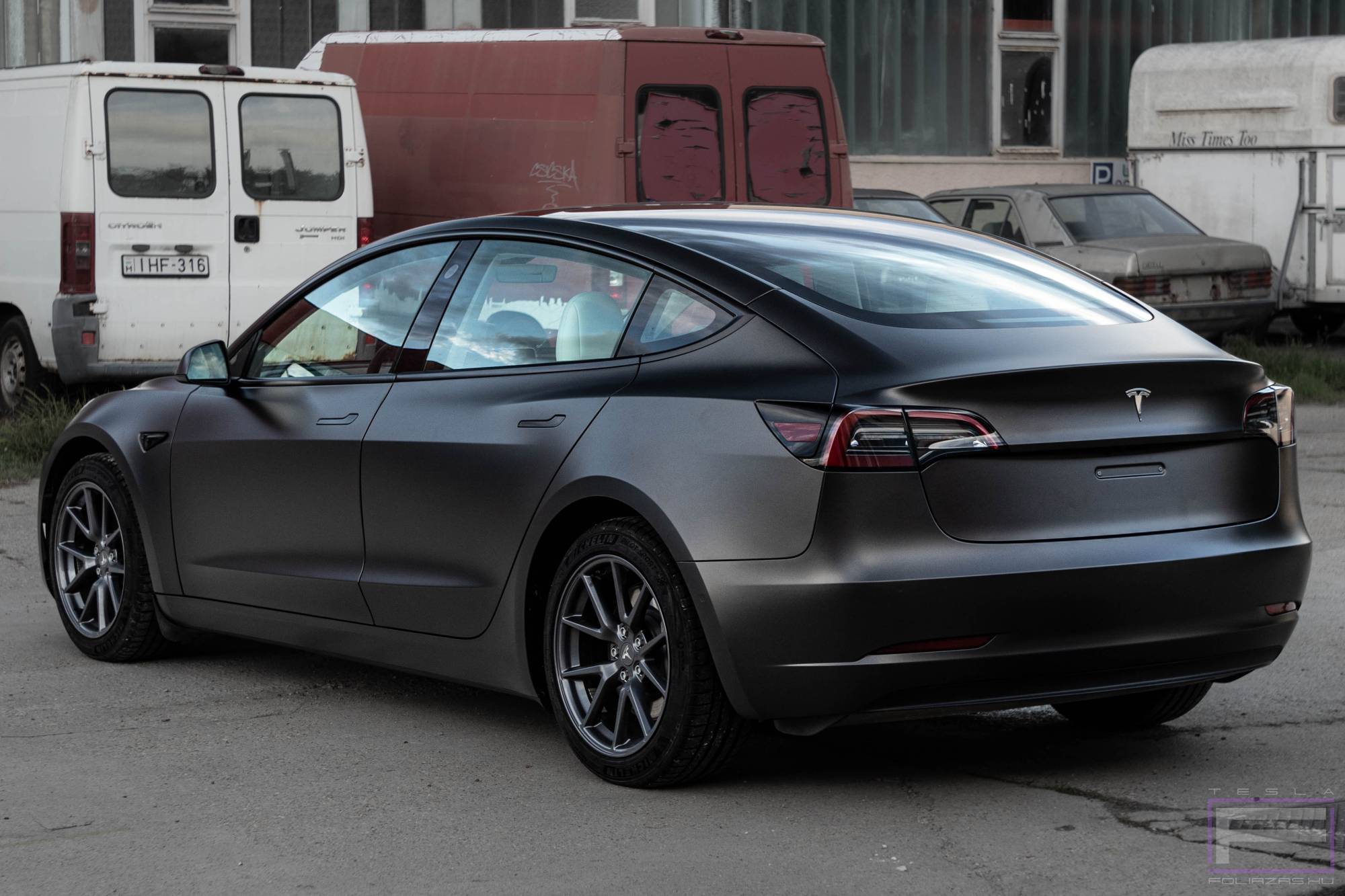 Model 3 2019 szatén apolló szürke Tesla fóliázás - Teckwrap Apollo Grey SMT06 Teslafólia bal hátsó nézet