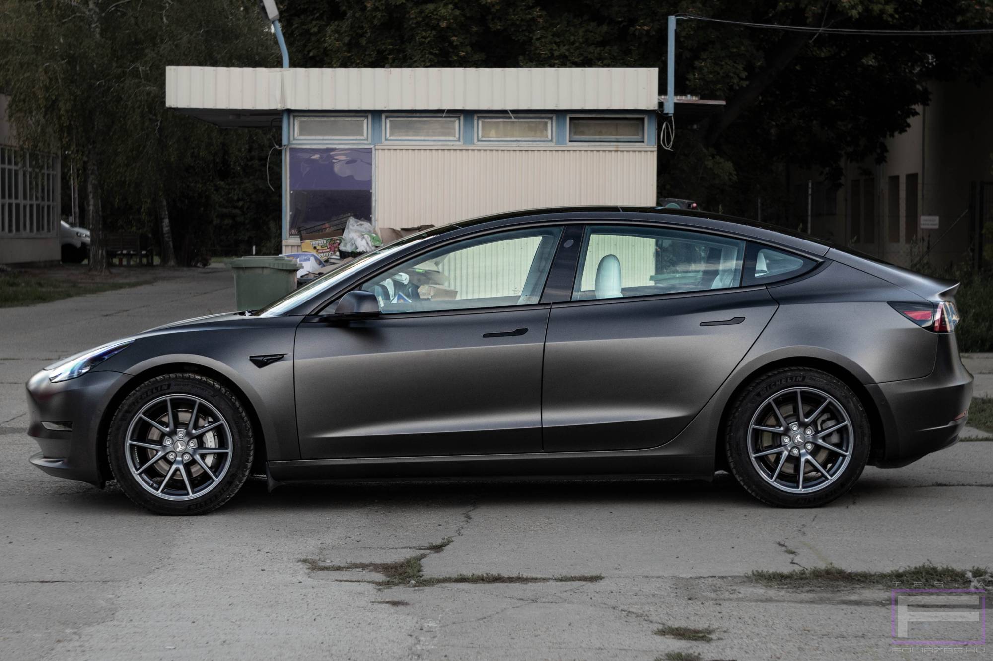 Model 3 2019 szatén apolló szürke Tesla fóliázás - Teckwrap Apollo Grey SMT06 Teslafólia bal oldal nézet