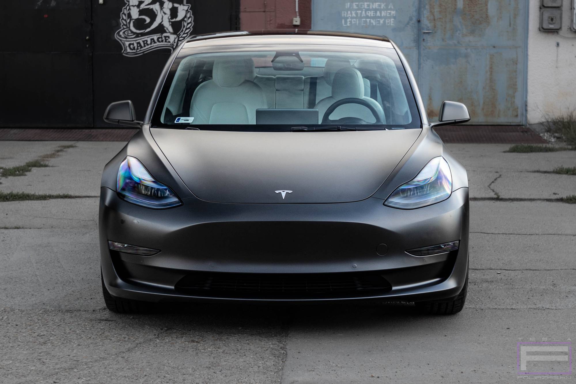 Model 3 2019 szatén apolló szürke Tesla fóliázás - Teckwrap Apollo Grey SMT06 Teslafólia első nézet