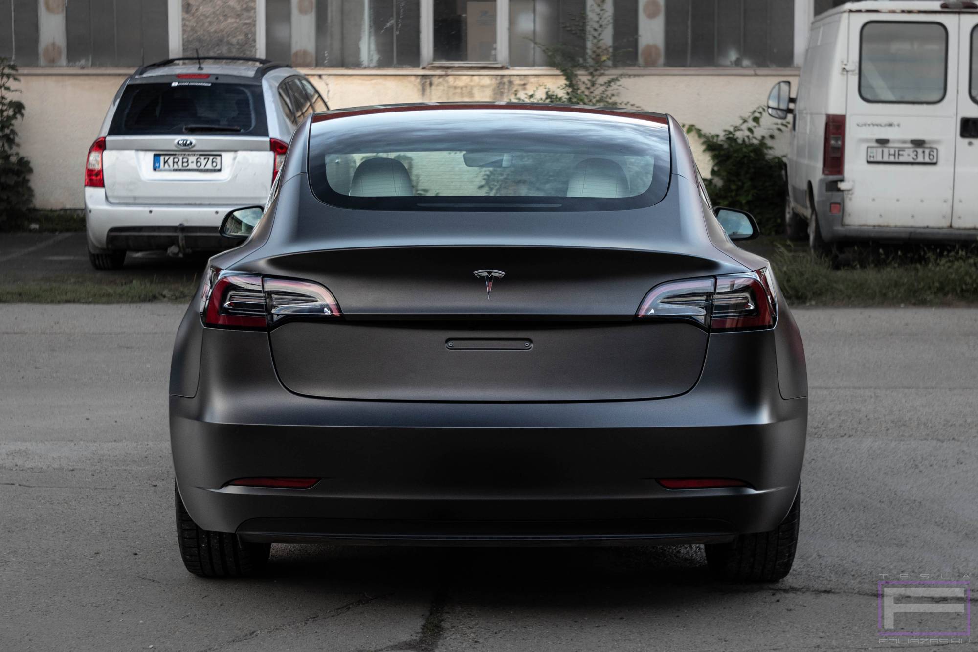 Model 3 2019 szatén apolló szürke Tesla fóliázás - Teckwrap Apollo Grey SMT06 Teslafólia hátsó nézet