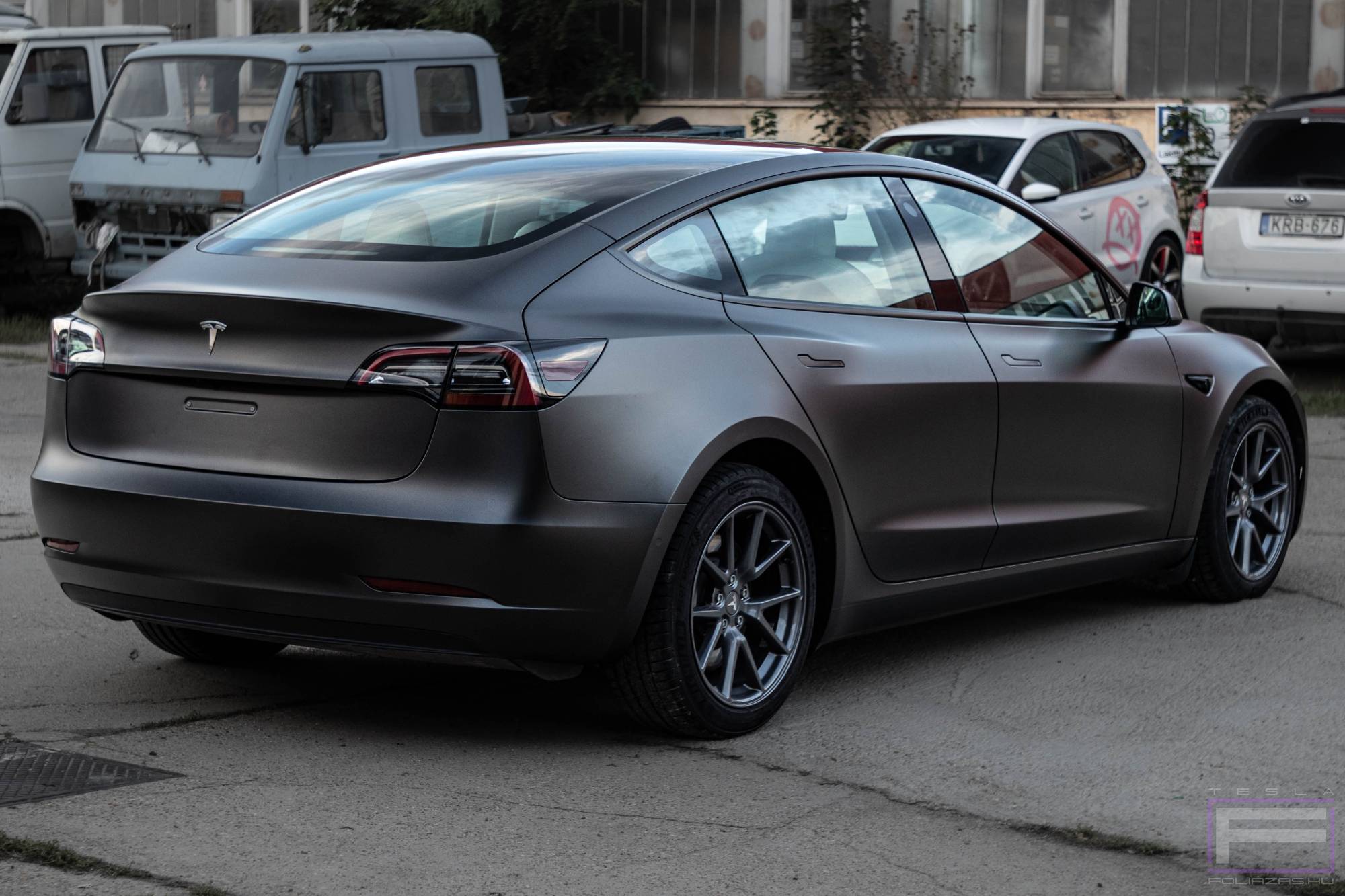 Model 3 2019 szatén apolló szürke Tesla fóliázás - Teckwrap Apollo Grey SMT06 Teslafólia jobb hátsó nézet