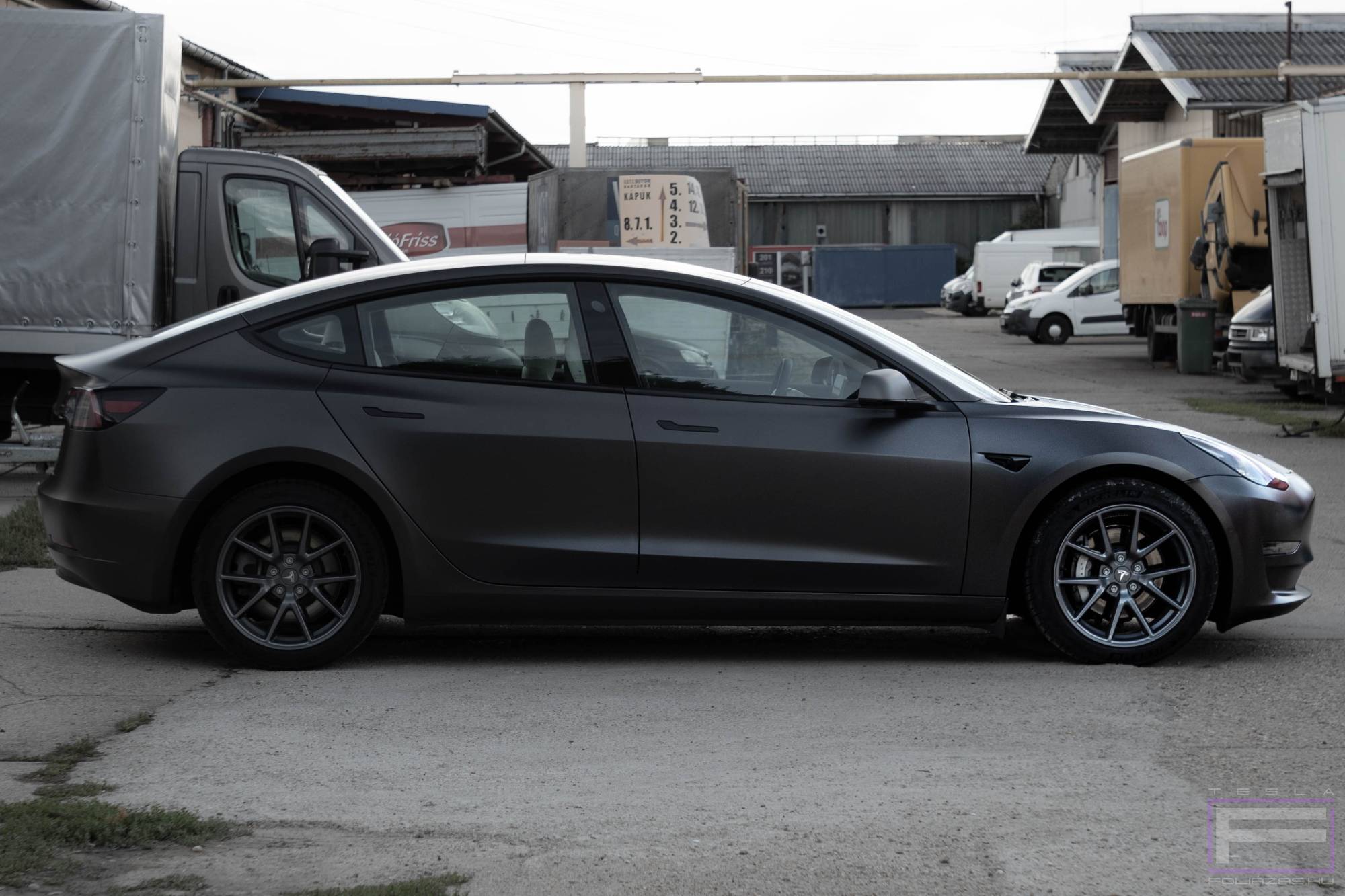 Model 3 2019 szatén apolló szürke Tesla fóliázás - Teckwrap Apollo Grey SMT06 Teslafólia jobb oldal nézet