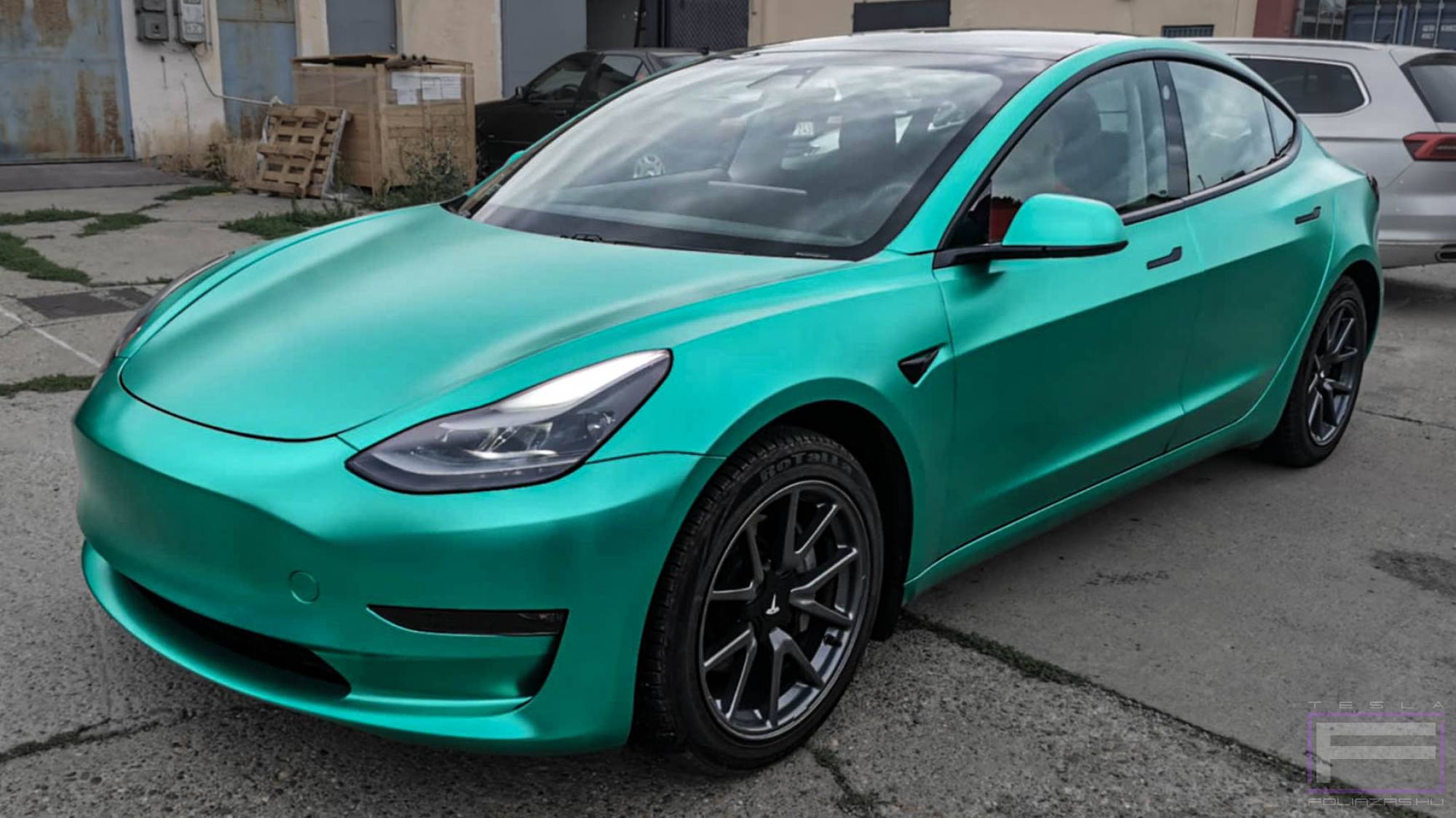 Model 3 2021 matt chrome smaragd zöld Teslafóliázás - Teckwrap Emerald Green VCH405-S Tesla fólia bal első nézet