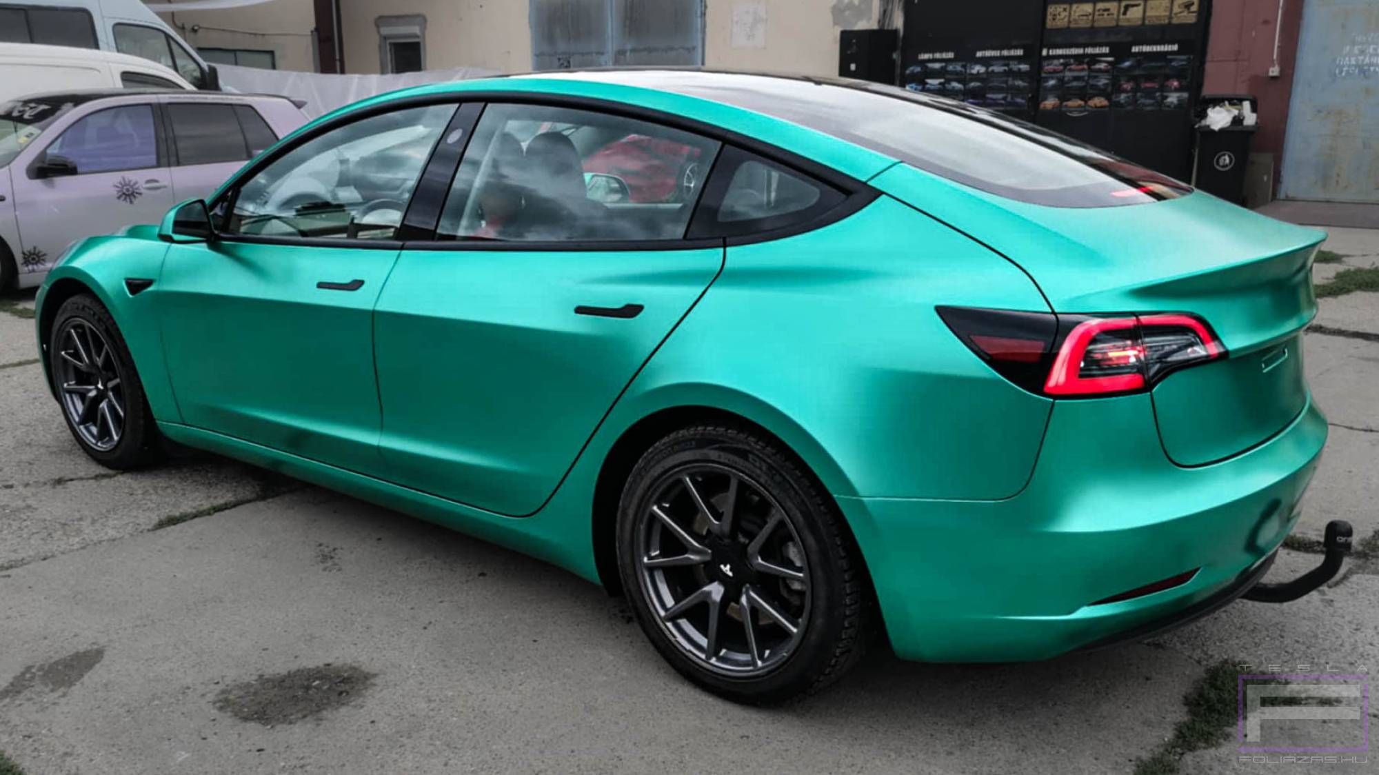 Model 3 2021 matt chrome smaragd zöld Teslafóliázás - Teckwrap Emerald Green VCH405-S Tesla fólia bal hátsó nézet