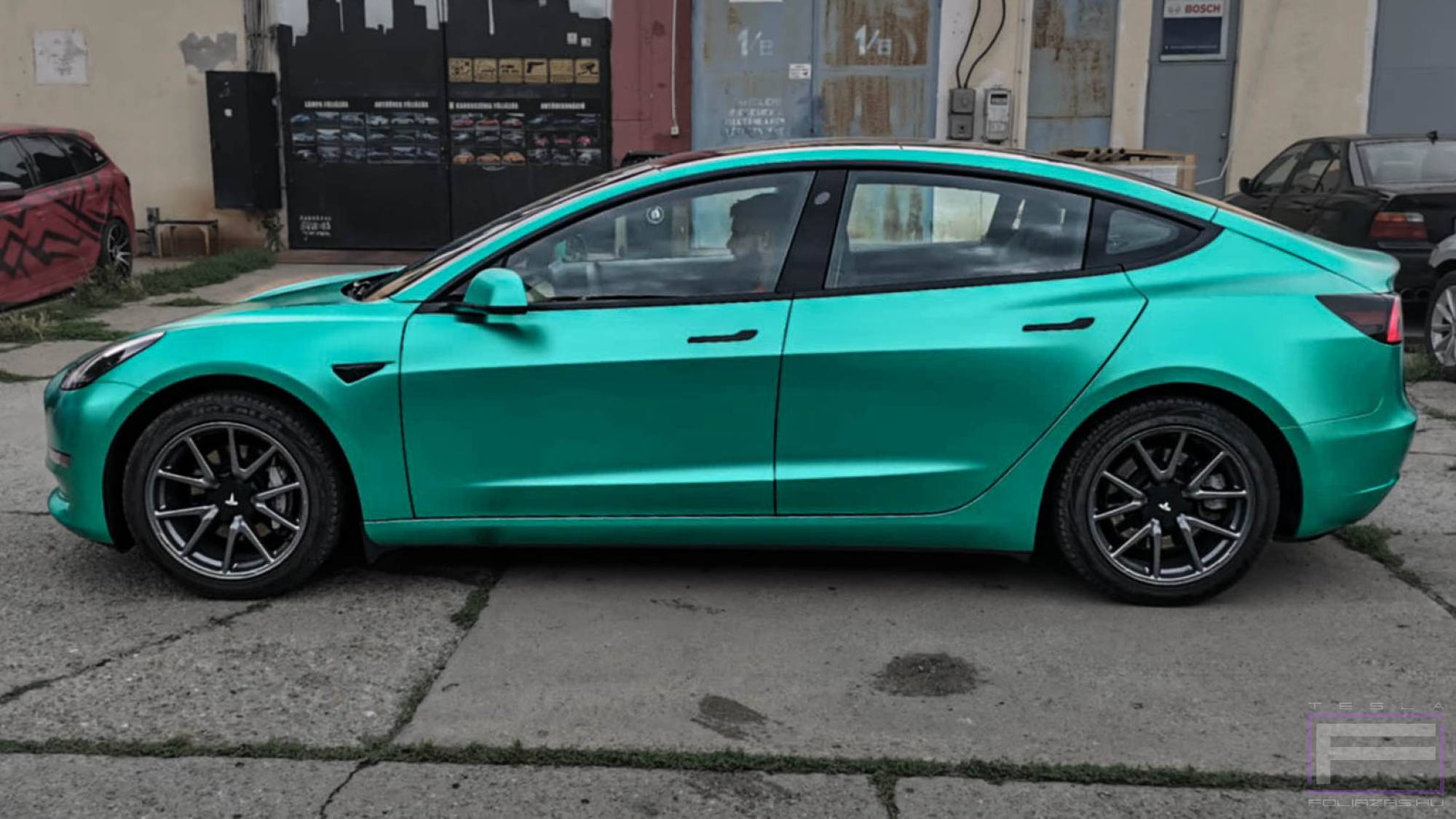 Model 3 2021 matt chrome smaragd zöld Teslafóliázás - Teckwrap Emerald Green VCH405-S Tesla fólia bal oldal nézet