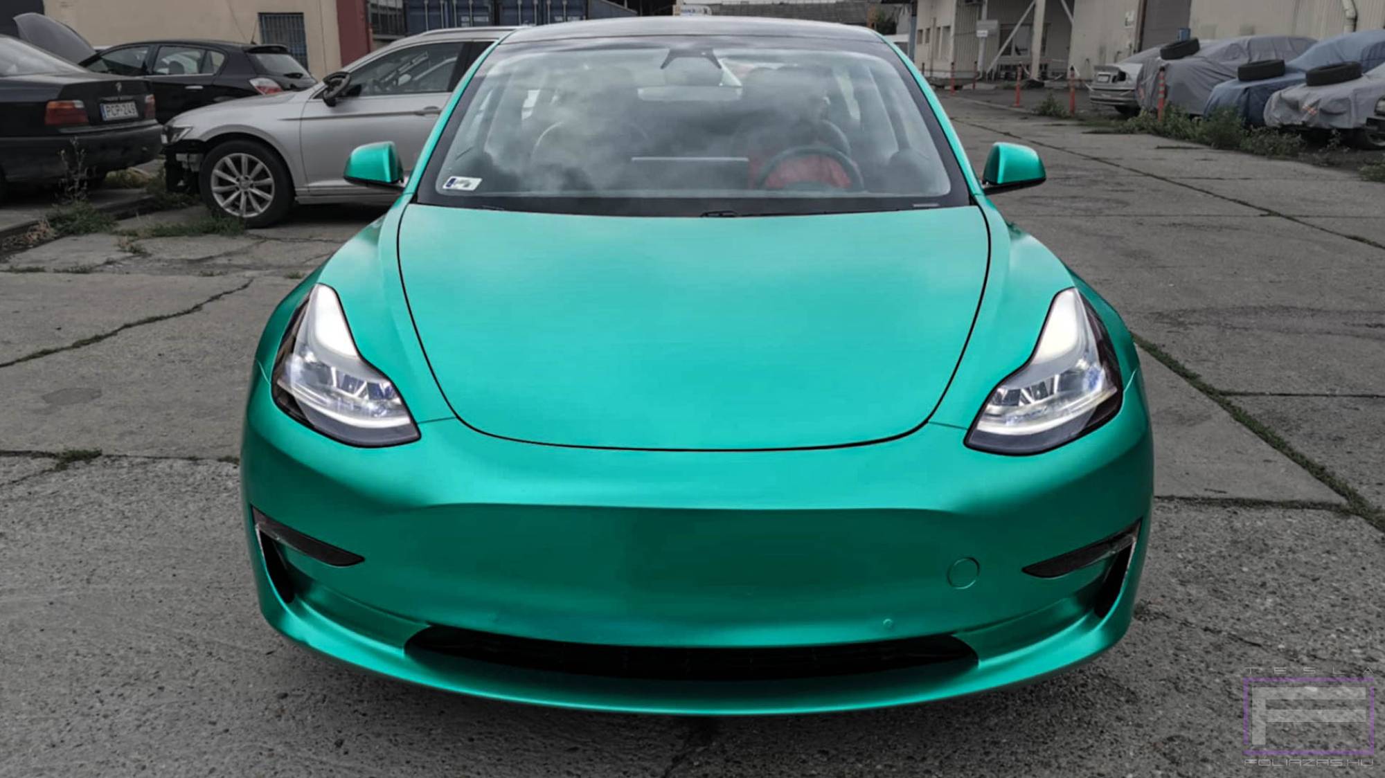 Model 3 2021 matt chrome smaragd zöld Teslafóliázás - Teckwrap Emerald Green VCH405-S Tesla fólia első nézet