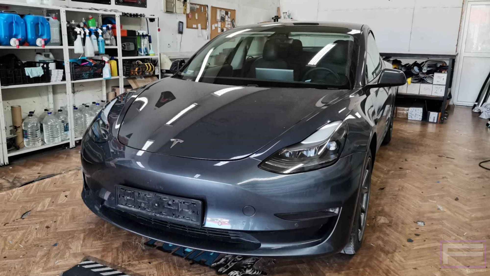 Model 3 2021 matt chrome smaragd zöld Teslafóliázás - Teckwrap Emerald Green VCH405-S Tesla fólia eredeti állapot