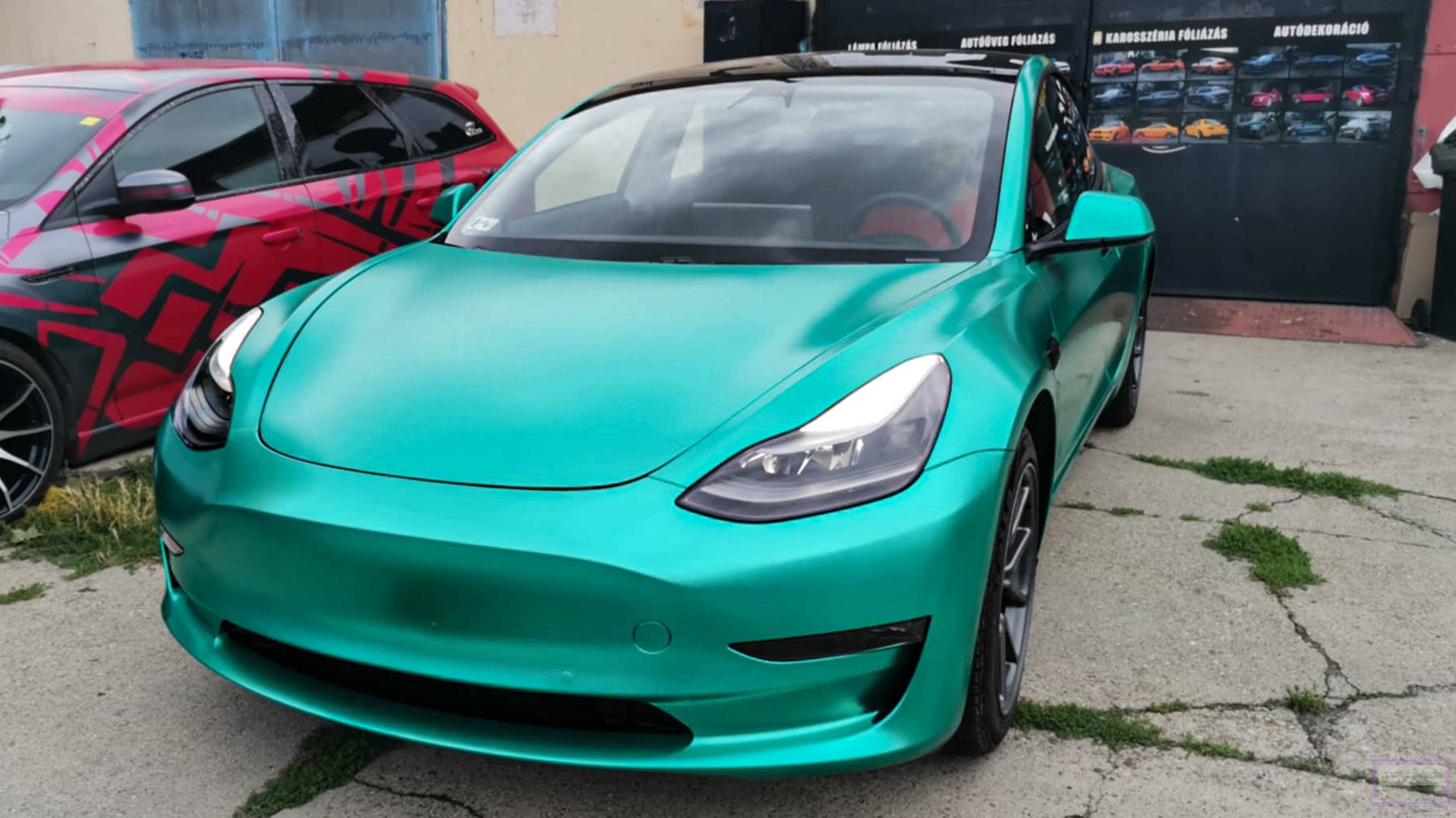 Model 3 2021 matt chrome smaragd zöld Teslafóliázás - Teckwrap Emerald Green VCH405-S Tesla fólia fejléc