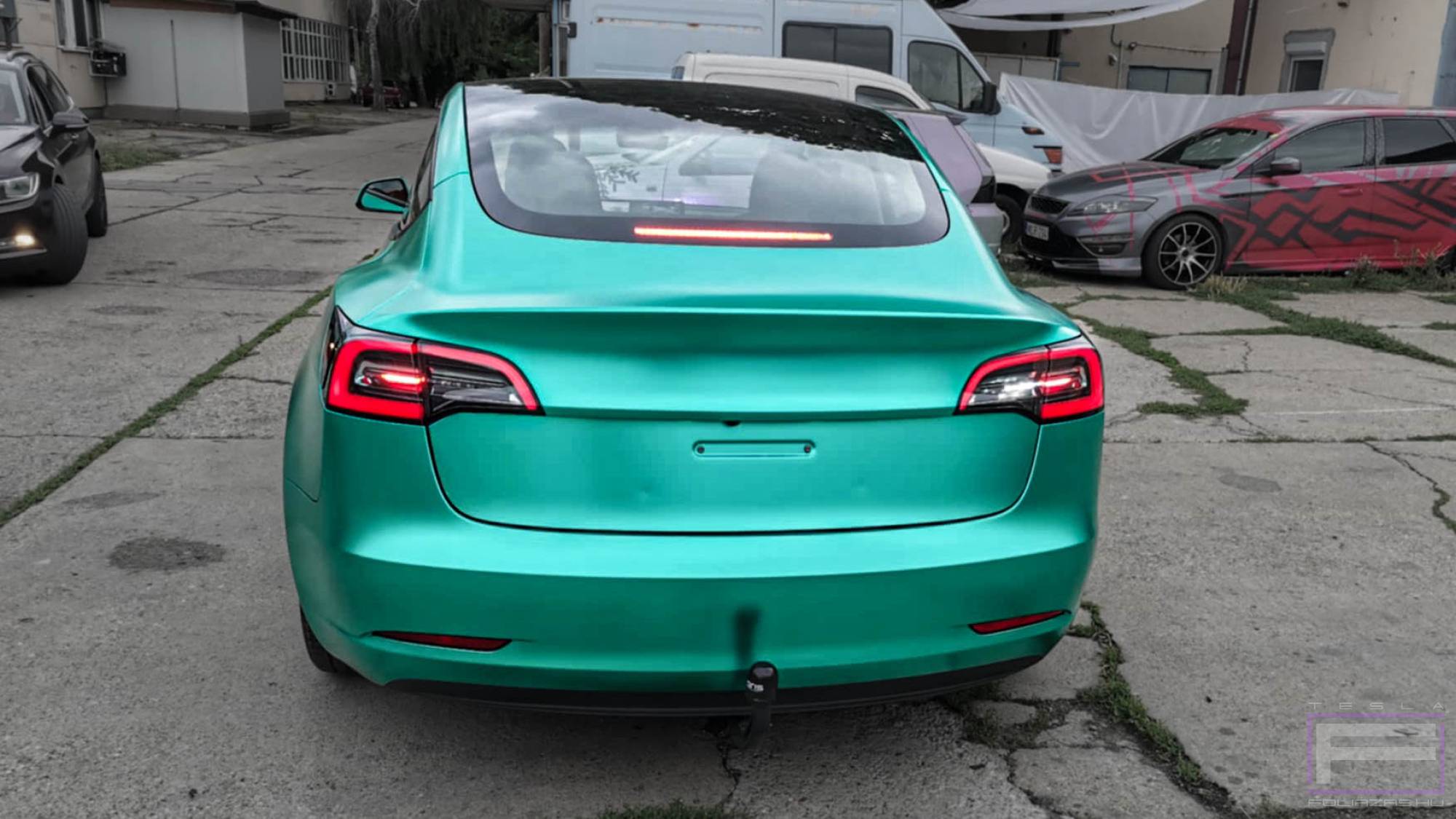 Model 3 2021 matt chrome smaragd zöld Teslafóliázás - Teckwrap Emerald Green VCH405-S Tesla fólia hátsó nézet