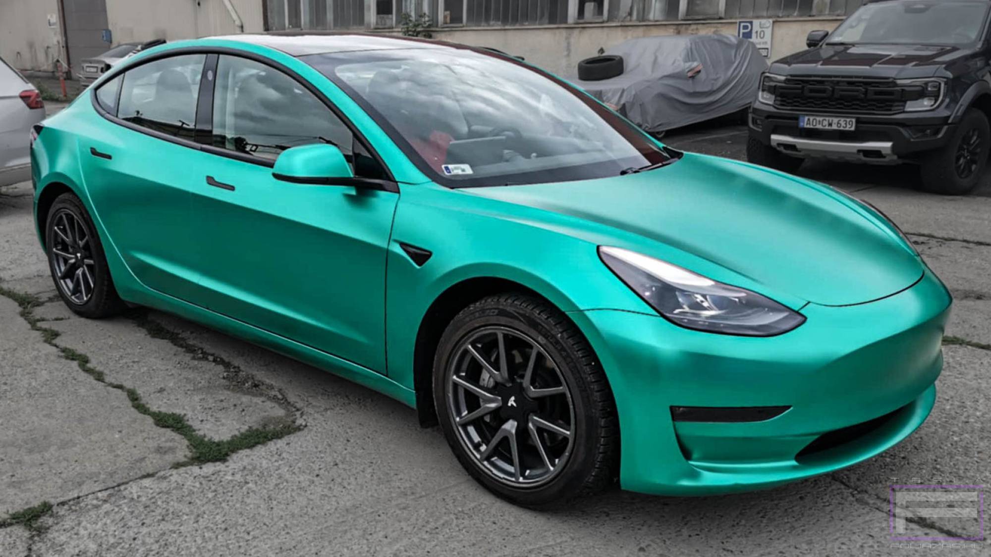 Model 3 2021 matt chrome smaragd zöld Teslafóliázás - Teckwrap Emerald Green VCH405-S Tesla fólia jobb első nézet