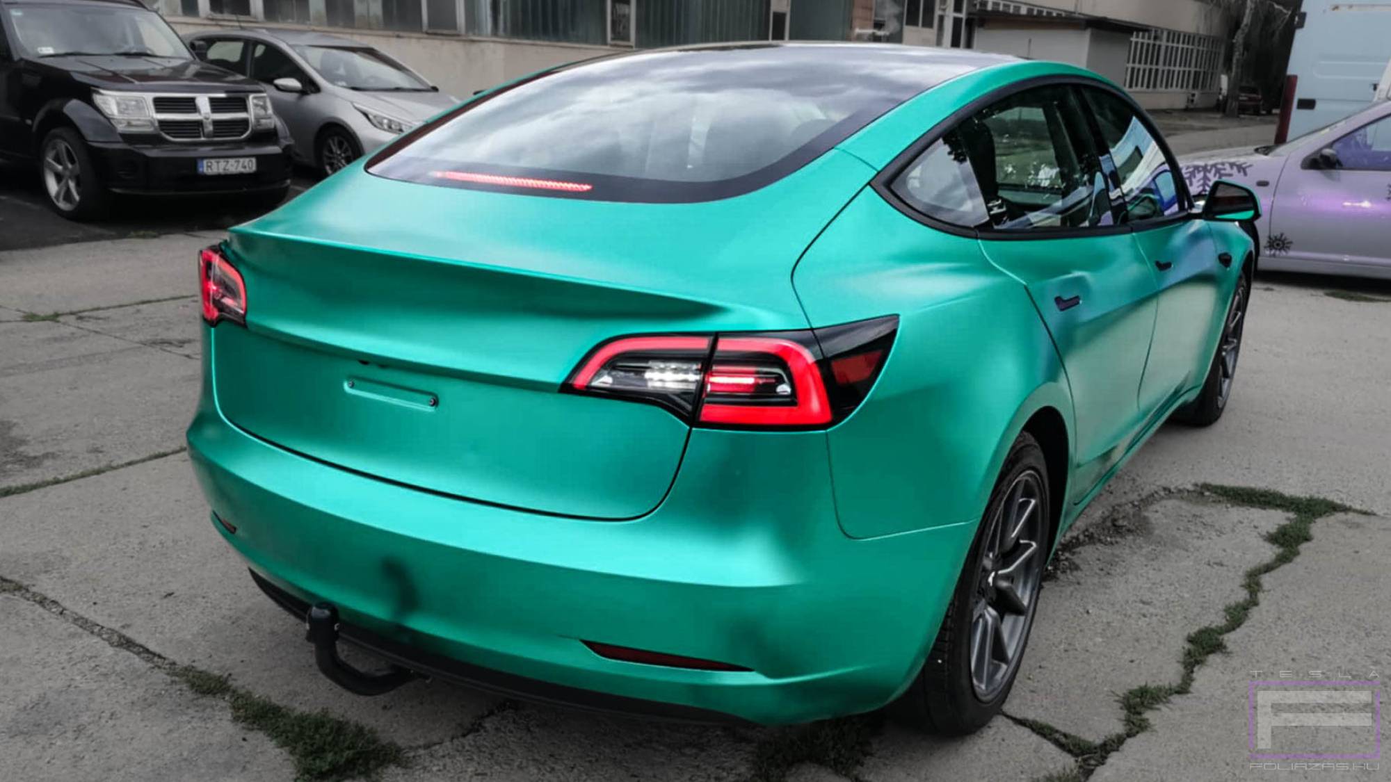 Model 3 2021 matt chrome smaragd zöld Teslafóliázás - Teckwrap Emerald Green VCH405-S Tesla fólia jobb hátsó nézet