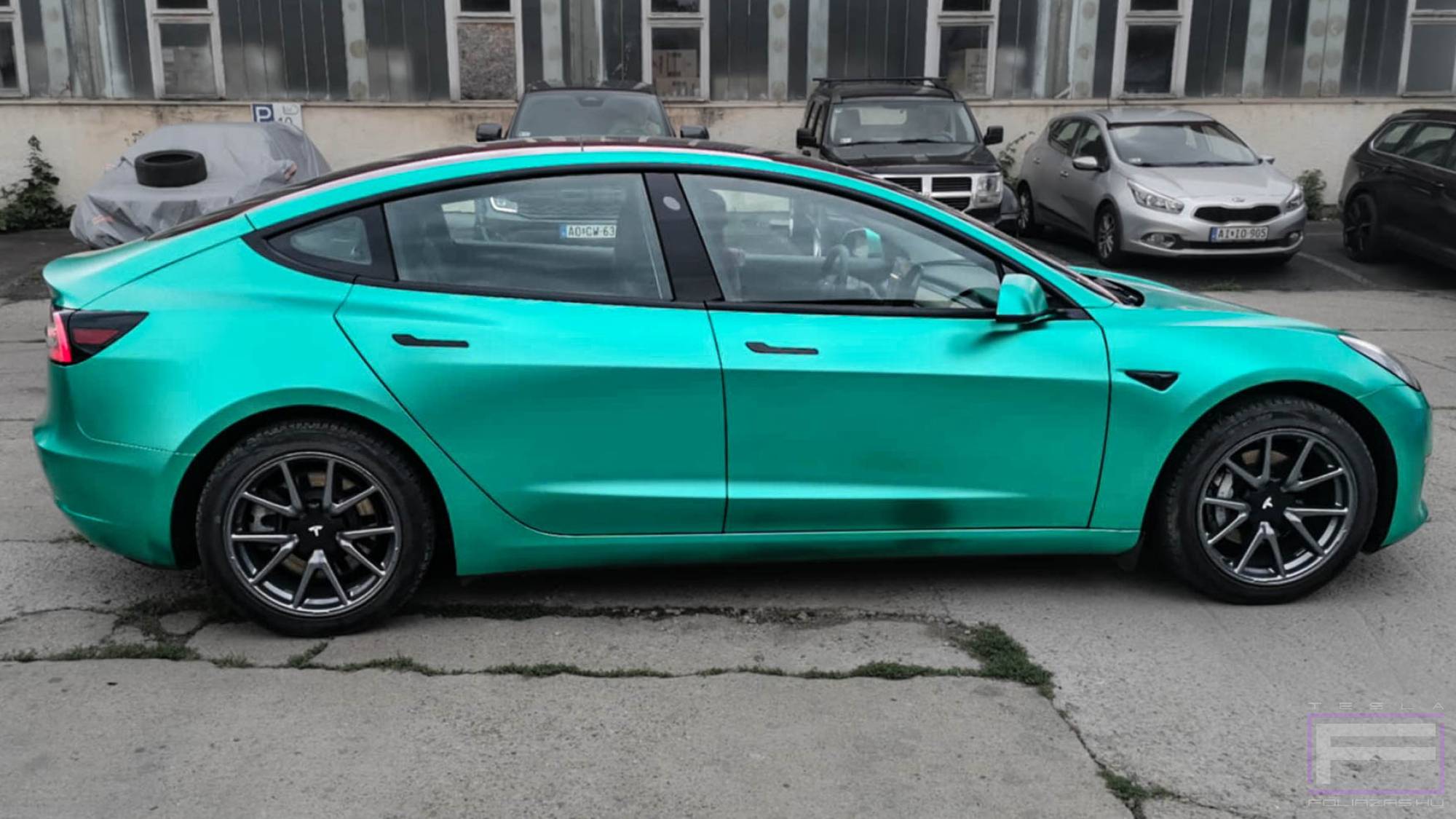 Model 3 2021 matt chrome smaragd zöld Teslafóliázás - Teckwrap Emerald Green VCH405-S Tesla fólia jobb oldal nézet