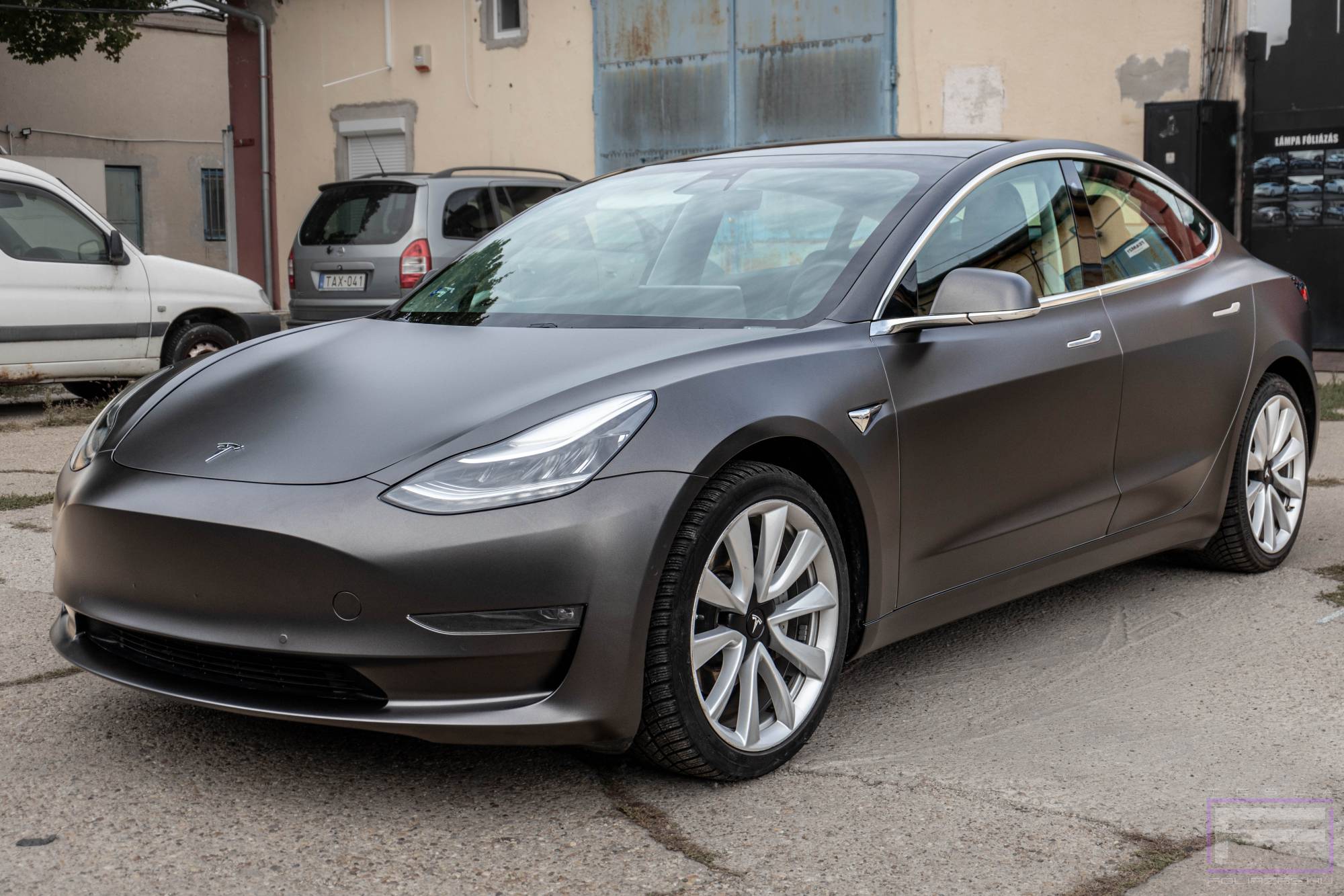 Model 3 2021 matt grafit szürke Teslafóliázás - Teckwrap Dark Grey Silk HM01 Tesla fólia bal első nézet