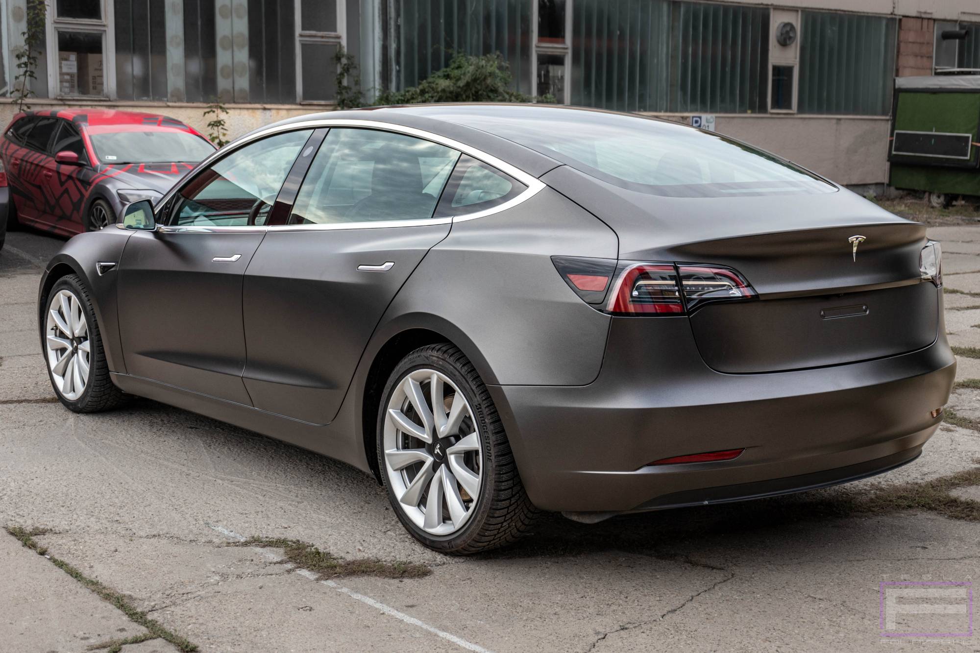 Model 3 2021 matt grafit szürke Teslafóliázás - Teckwrap Dark Grey Silk HM01 Tesla fólia bal hátsó nézet