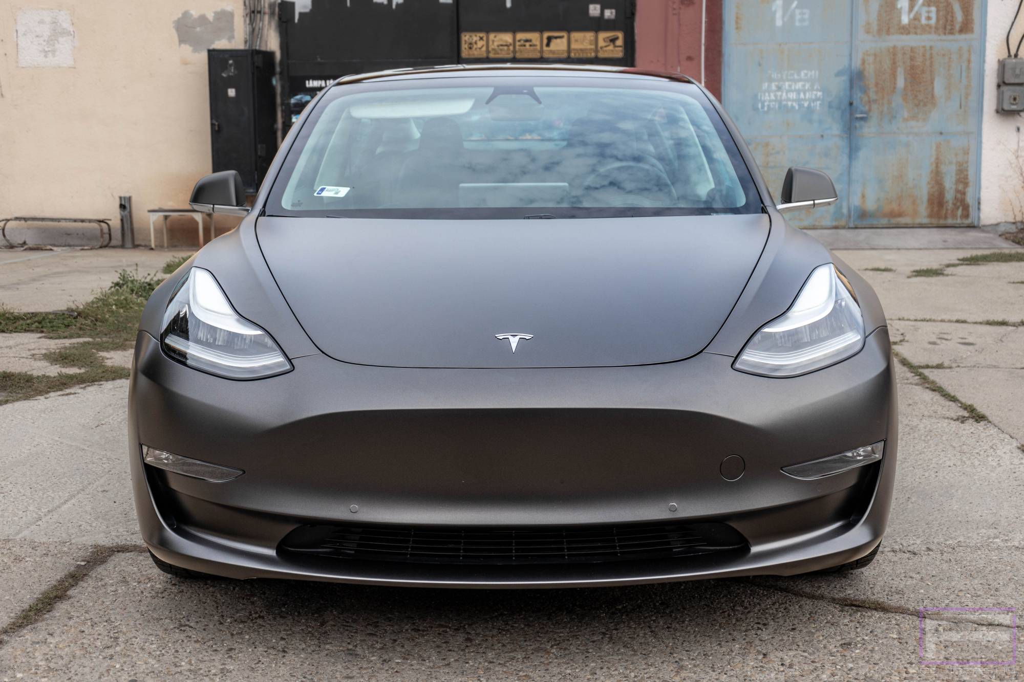 Model 3 2021 matt grafit szürke Teslafóliázás - Teckwrap Dark Grey Silk HM01 Tesla fólia első nézet