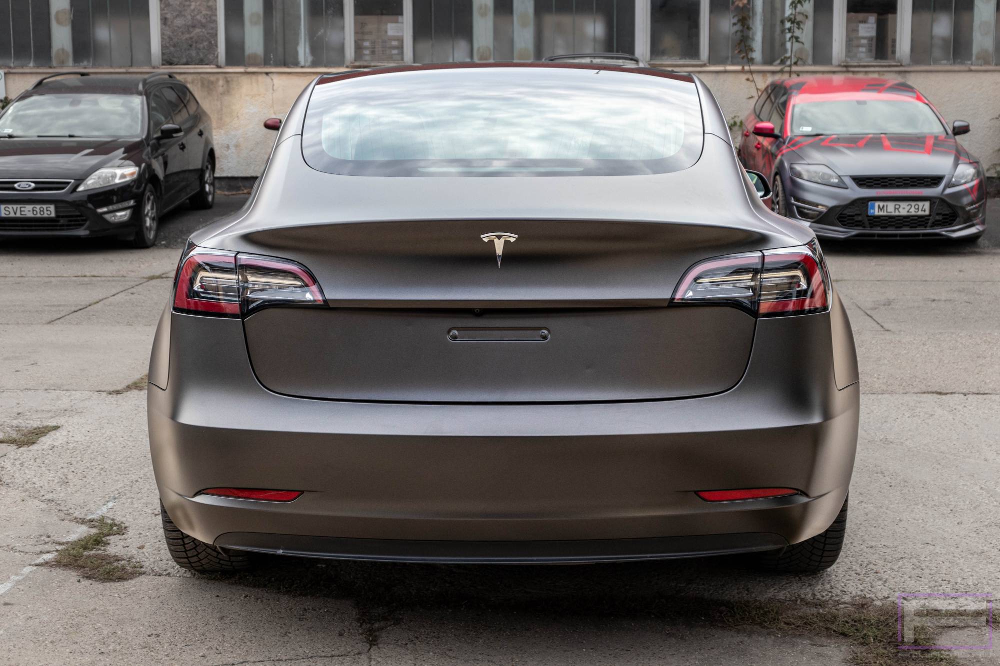 Model 3 2021 matt grafit szürke Teslafóliázás - Teckwrap Dark Grey Silk HM01 Tesla fólia hátsó nézet