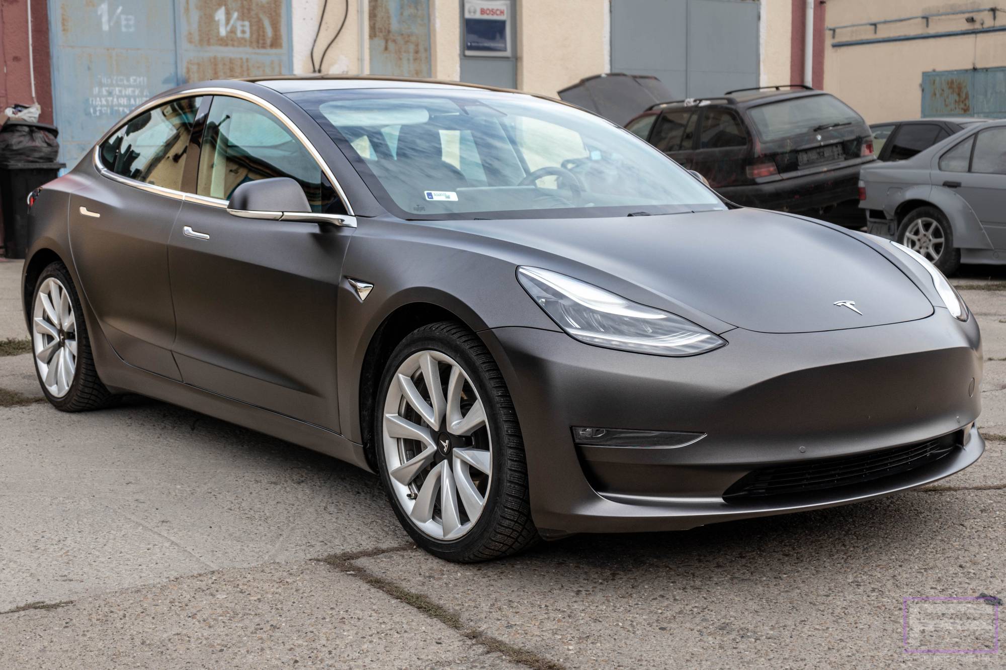 Model 3 2021 matt grafit szürke Teslafóliázás - Teckwrap Dark Grey Silk HM01 Tesla fólia jobb első nézet