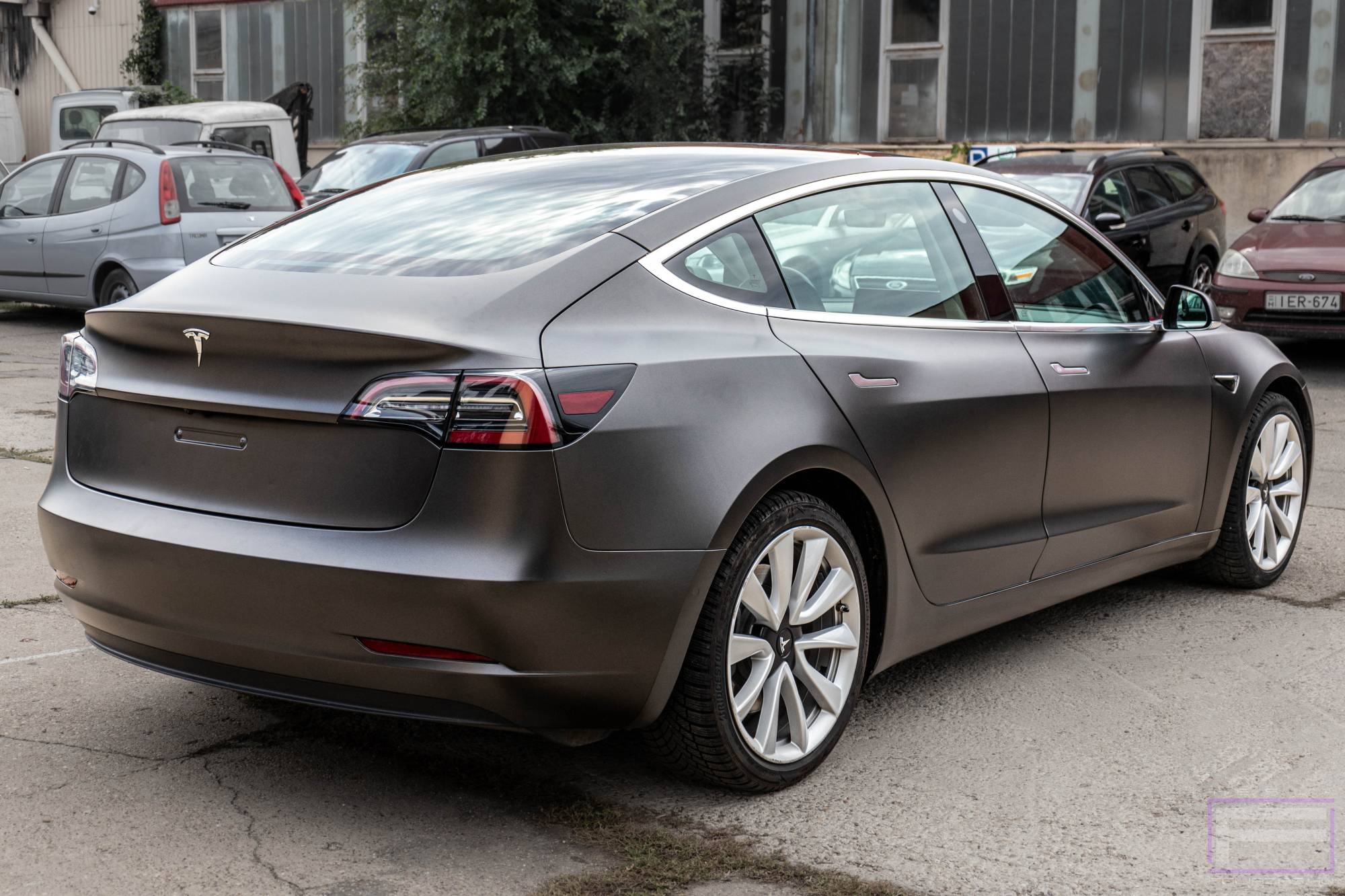 Model 3 2021 matt grafit szürke Teslafóliázás - Teckwrap Dark Grey Silk HM01 Tesla fólia jobb hátsó nézet