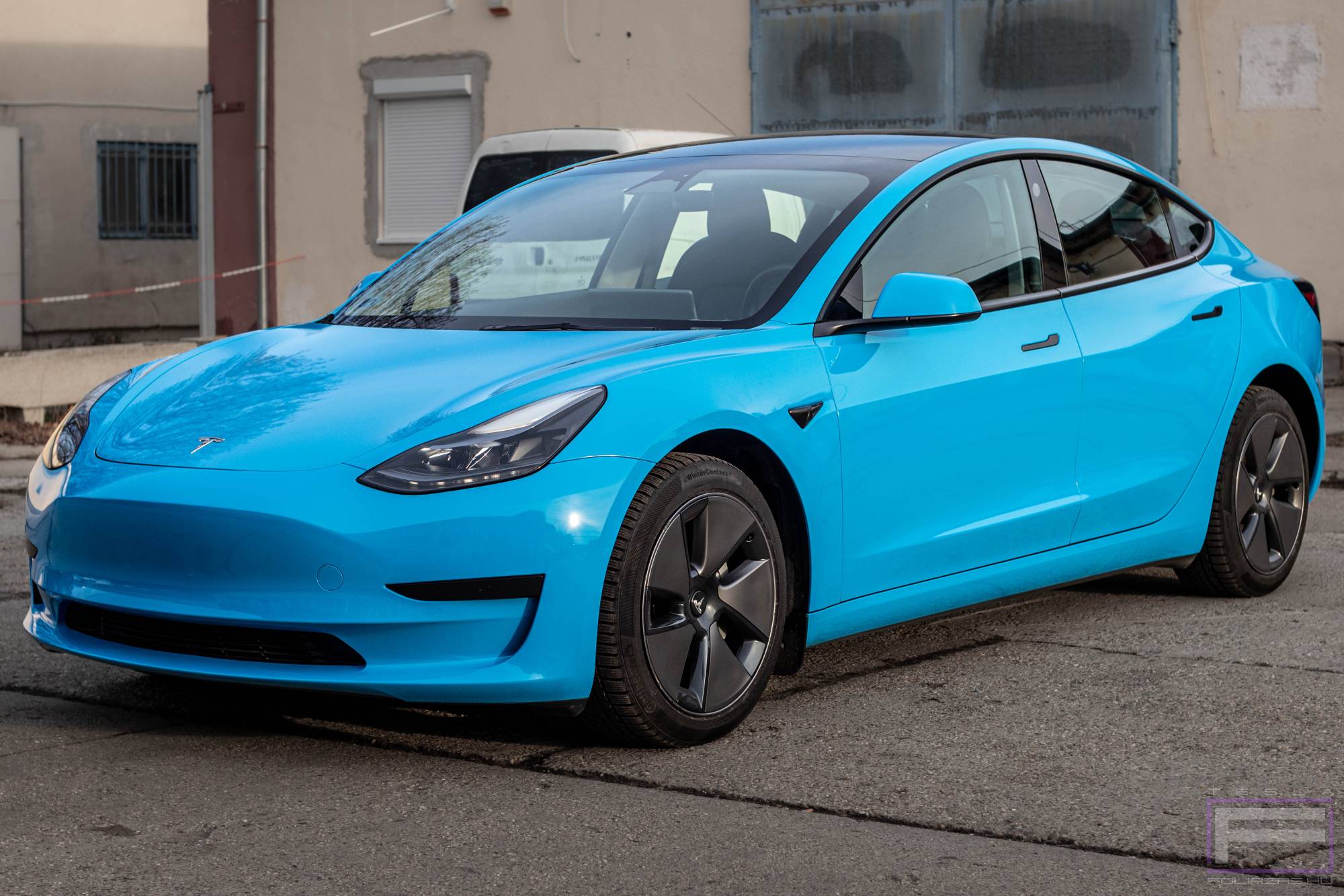 Model 3 2024 fényes fjordkék Teslafóliázás - Oracal Fjord Blue Gloss 970-547 Tesla fólia bal első nézet