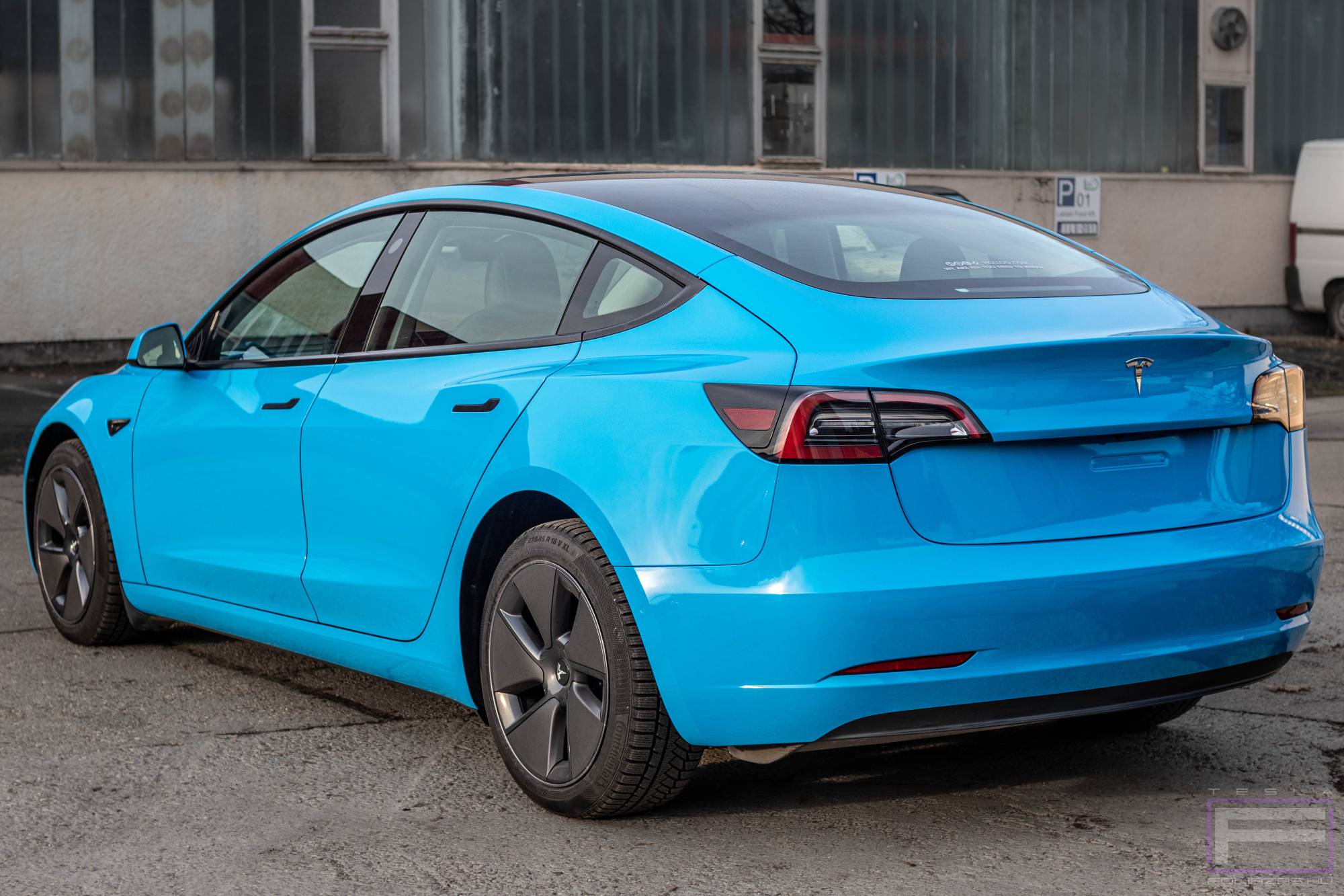 Model 3 2024 fényes fjordkék Teslafóliázás - Oracal Fjord Blue Gloss 970-547 Tesla fólia bal hátsó nézet