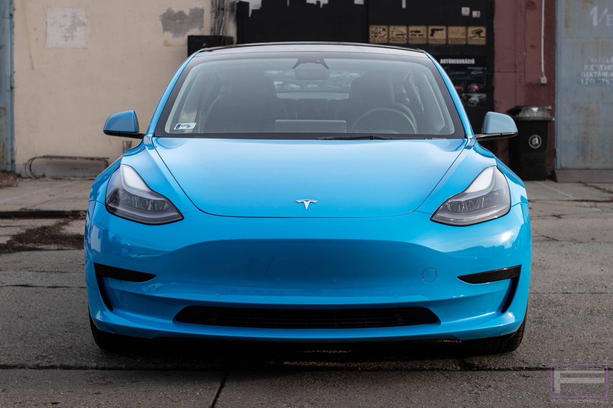 Model 3 2024 fényes fjordkék Teslafóliázás - Oracal Fjord Blue Gloss 970-547 Tesla fólia első nézet
