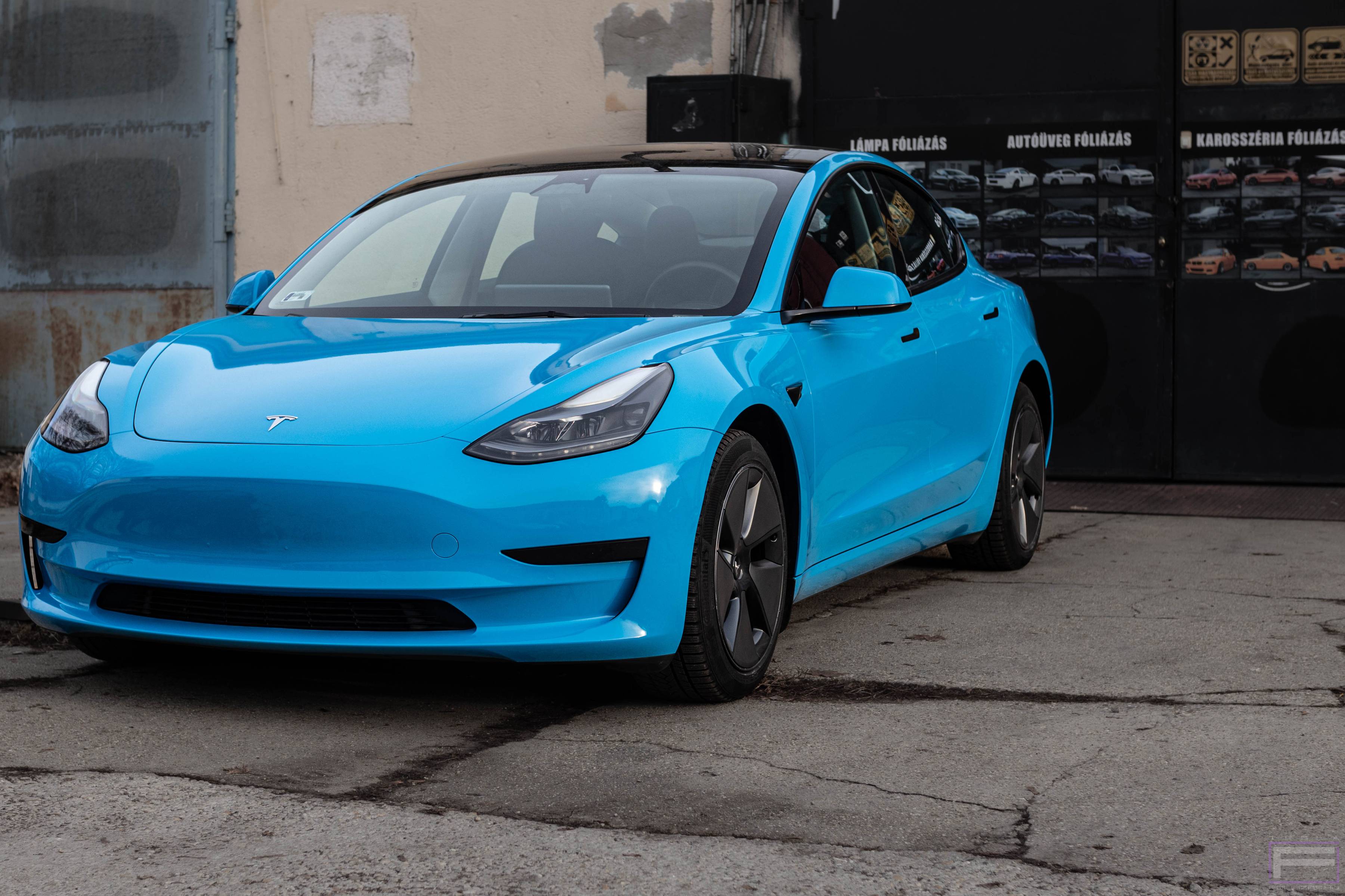 Model 3 2024 fényes fjordkék Teslafóliázás - Oracal Fjord Blue Gloss 970-547 Tesla fólia fejléc