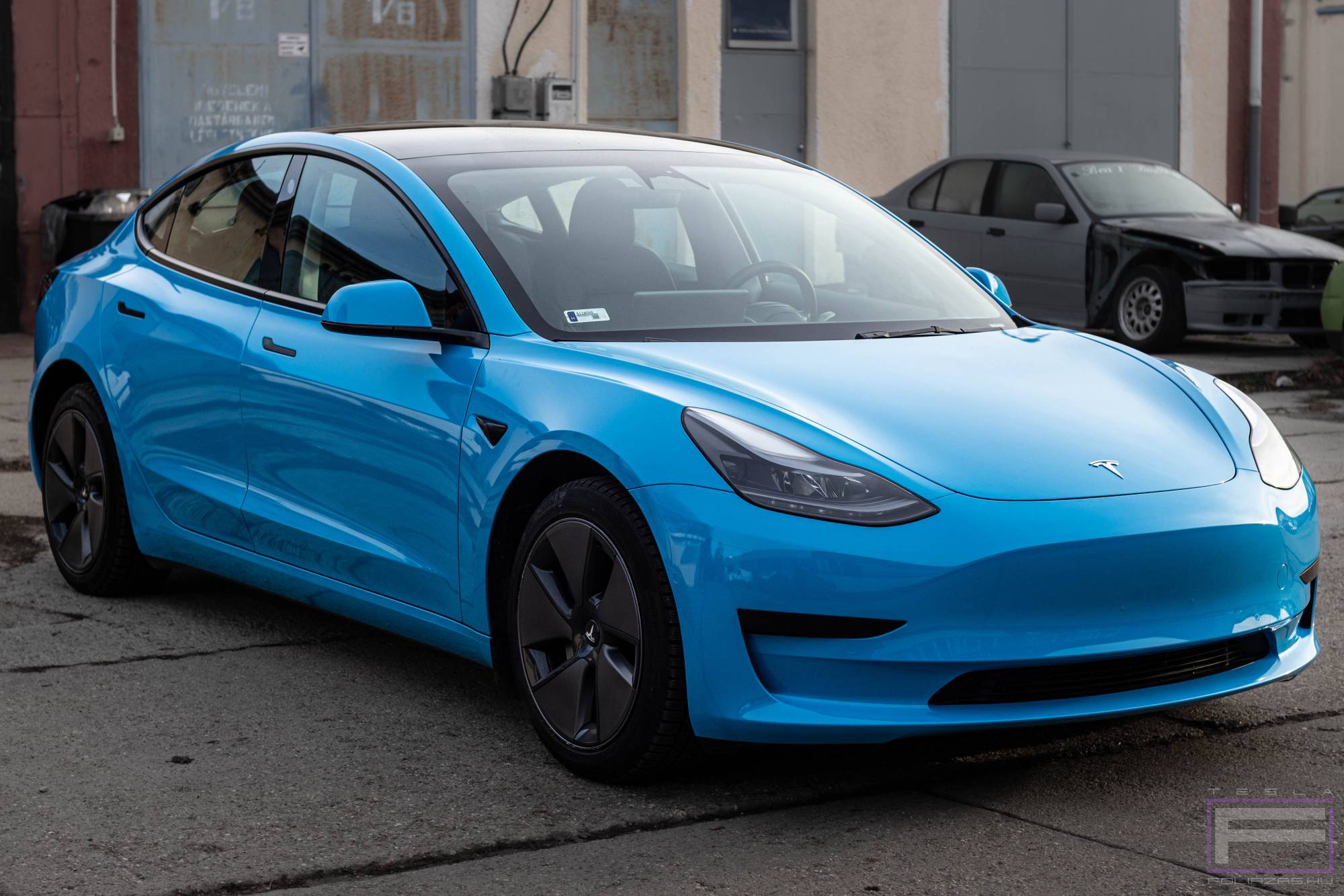 Model 3 2024 fényes fjordkék Teslafóliázás - Oracal Fjord Blue Gloss 970-547 Tesla fólia jobb első nézet