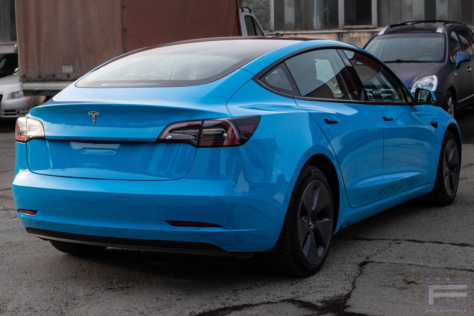 Model 3 2024 fényes fjordkék Teslafóliázás - Oracal Fjord Blue Gloss 970-547 Tesla fólia jobb hátsó nézet