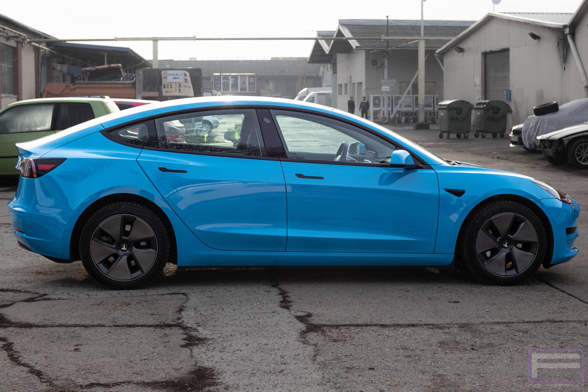 Model 3 2024 fényes fjordkék Teslafóliázás - Oracal Fjord Blue Gloss 970-547 Tesla fólia jobb oldal nézet